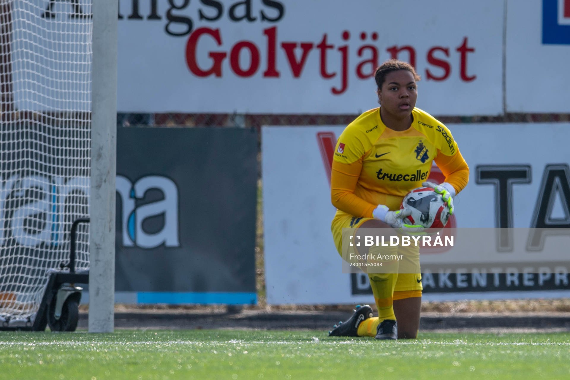 AIKs målvakt Serina Iddrisu Backmark under fotbollsmatchen i Elitettan mellan Alingsås och AIK den 15 april 2023 i Alingsås. 