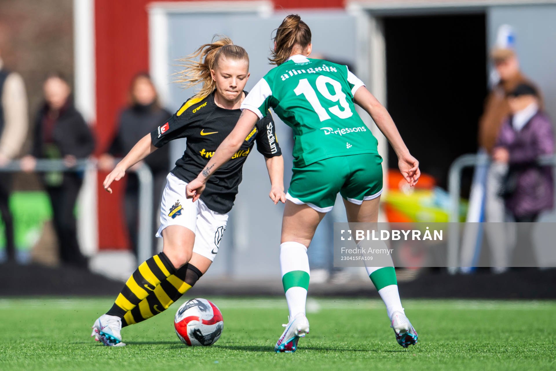 AIKs Matilda Nildén och Alingsås Ebba Ranieli under fotbollsmatchen i Elitettan mellan Alingsås och AIK den 15 april 2023 i Alingsås. 