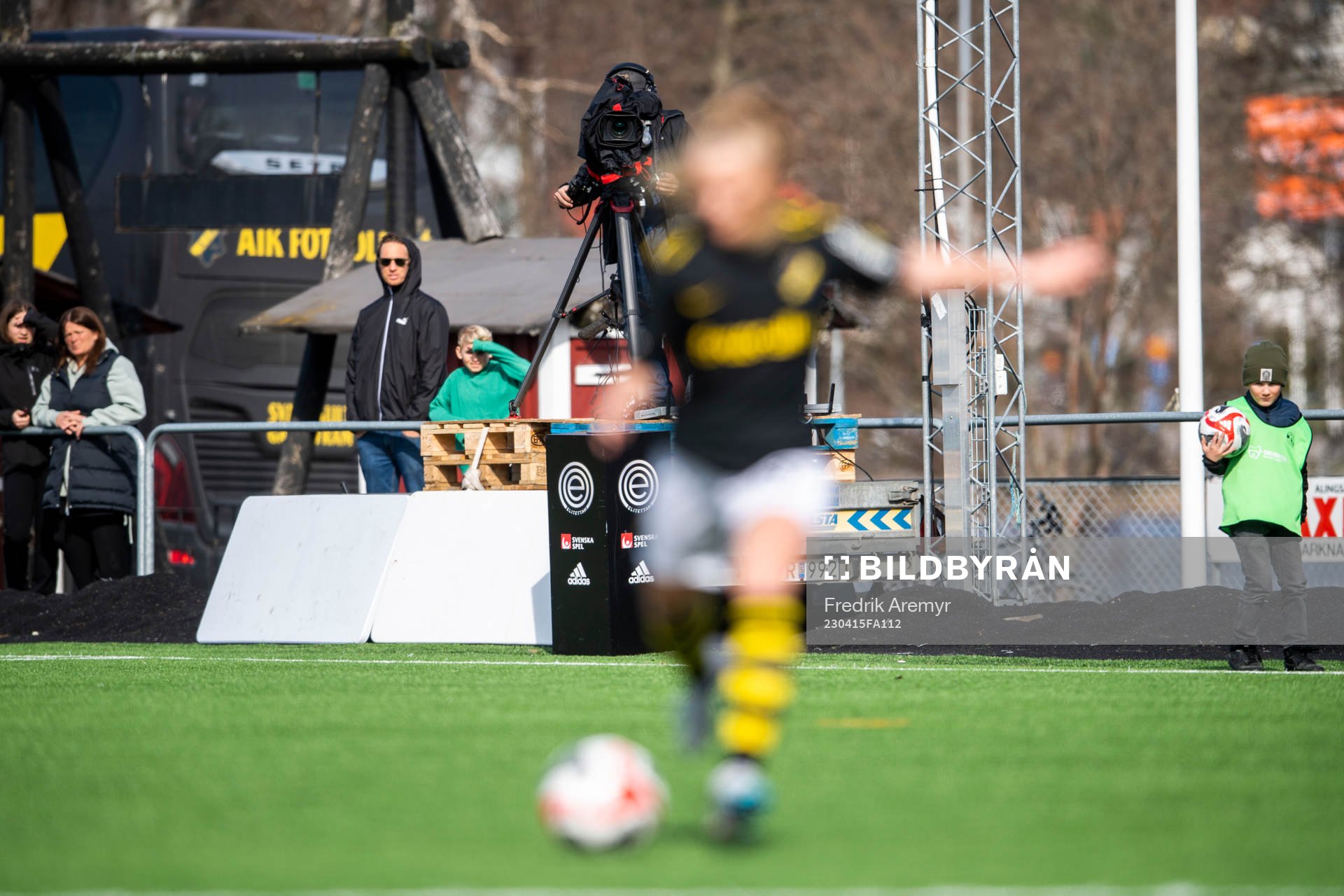 en filmkamera under fotbollsmatchen i Elitettan mellan Alingsås och AIK den 15 april 2023 i Alingsås. 