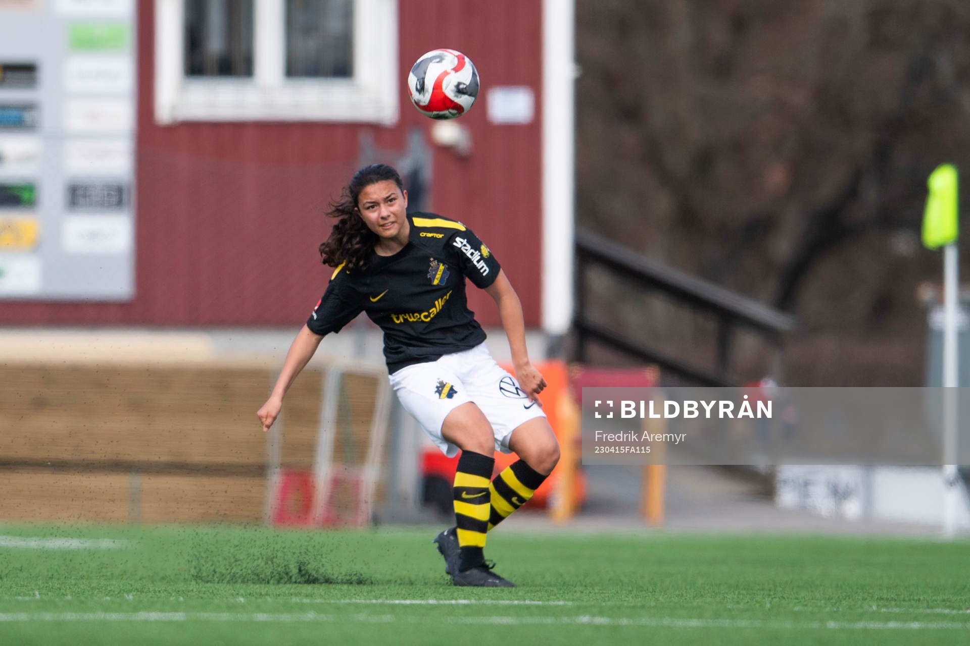AIKs Annika Svensson under fotbollsmatchen i Elitettan mellan Alingsås och AIK den 15 april 2023 i Alingsås. 