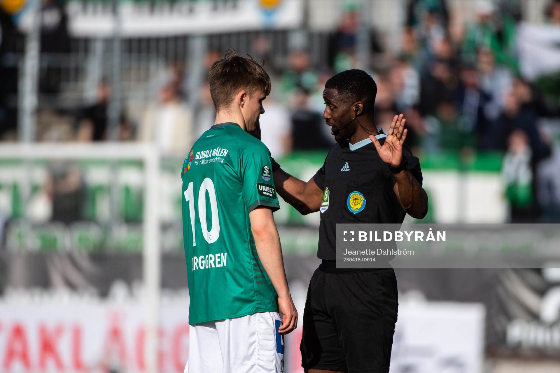 Brages Gustav Berggren och domare Fredrik Oppong