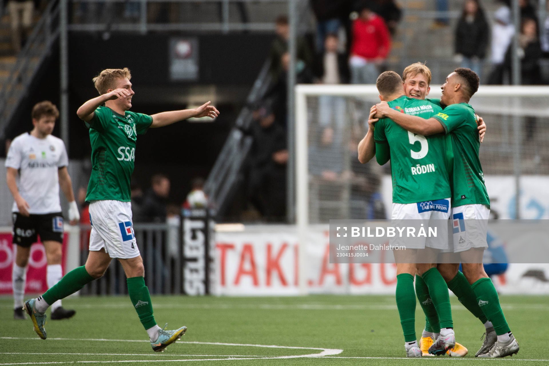 Brages spelare jublar efter fotbollsmatchen i Superettan mellan Örebro och Brage den 15 april 2023 i Örebro. 