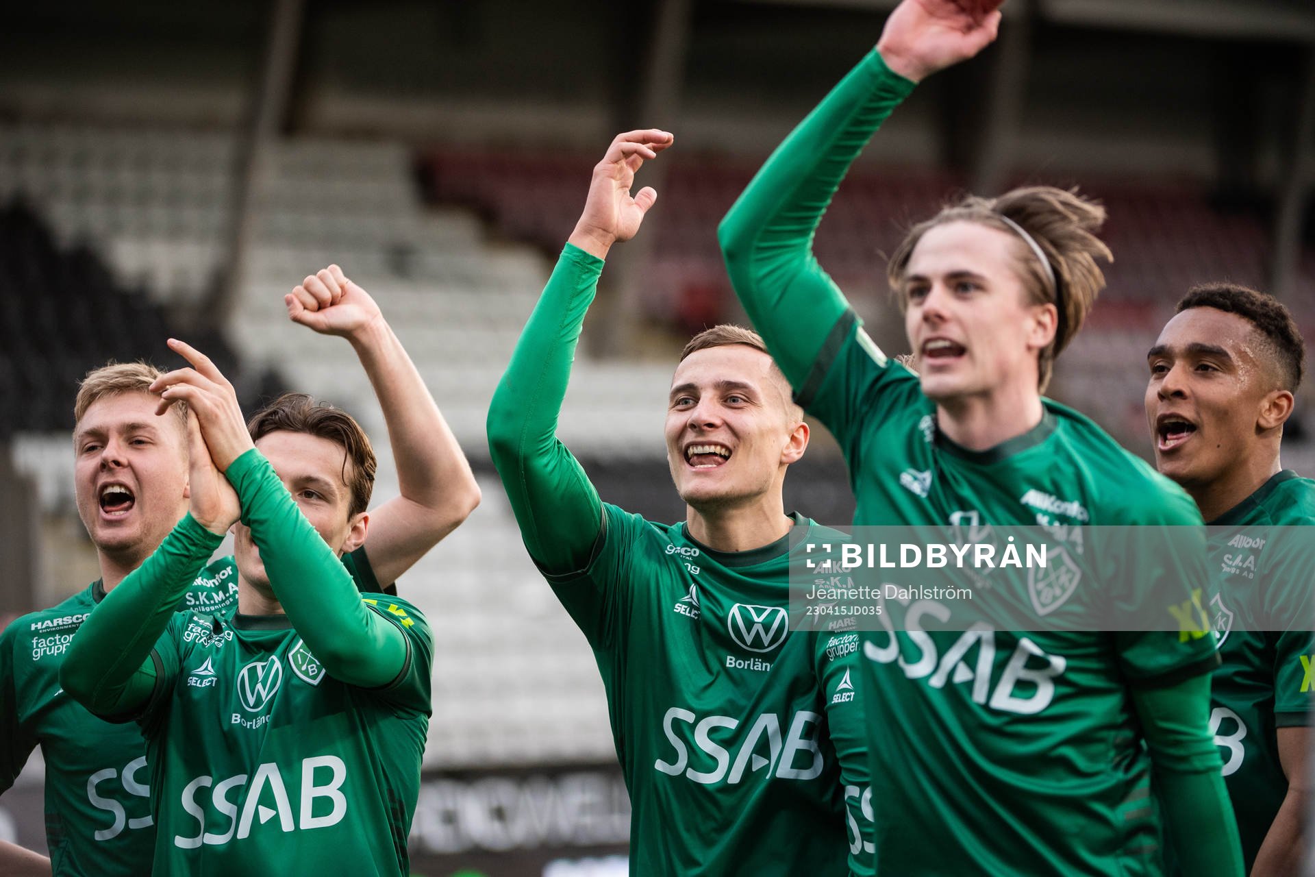 Brages Pontus Rödin jublar med lagkamrater