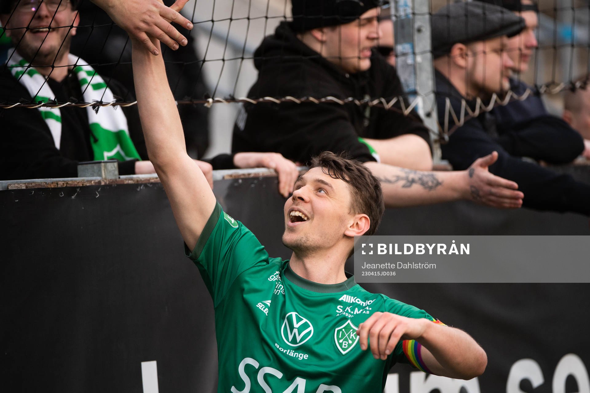 Brages Filip Sjöberg jublar med supportar