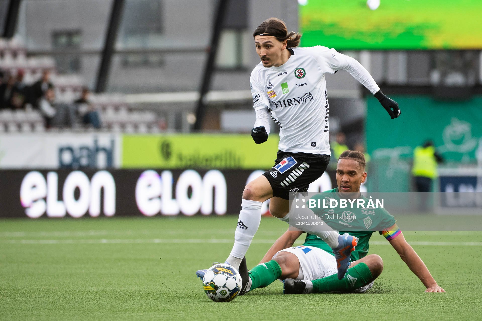Örebros Adam Bark och Brages Eirik Asante Gayi under fotbollsmatchen i Superettan mellan Örebro och Brage den 15 april 2023 i Örebro. 