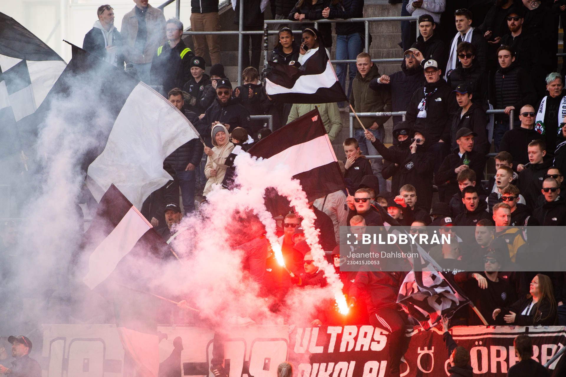 Örebros supportar innan fotbollsmatchen i Superettan