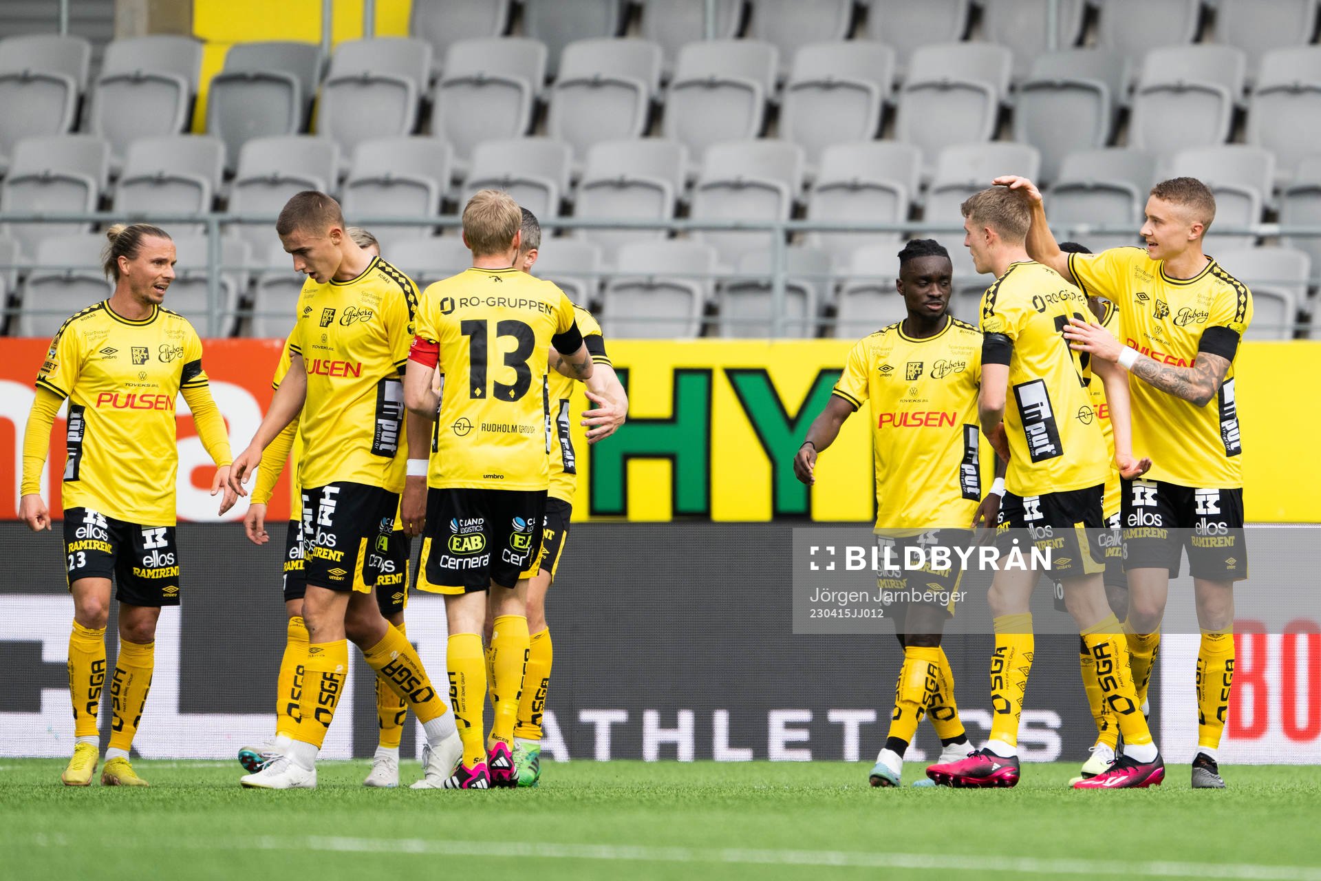 Elfsborgs Alexander Bernhardsson jublar med lagkamrater
