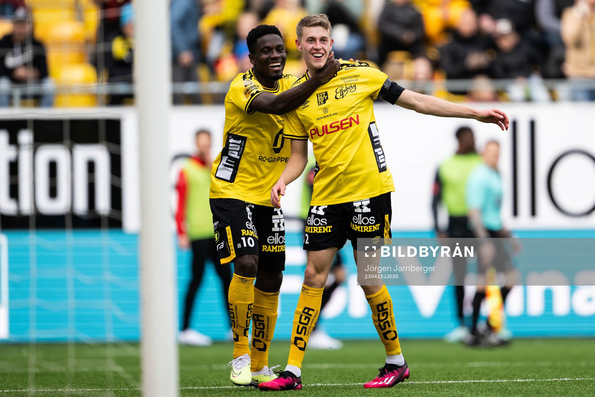 Elfsborgs Alexander Bernhardsson och Michael Baidoo jublar efter 4-0 under fotbollsmatchen i Allsvenskan mellan Elfsborg och Brommapojkarna den 15 april 2023 i Borås.