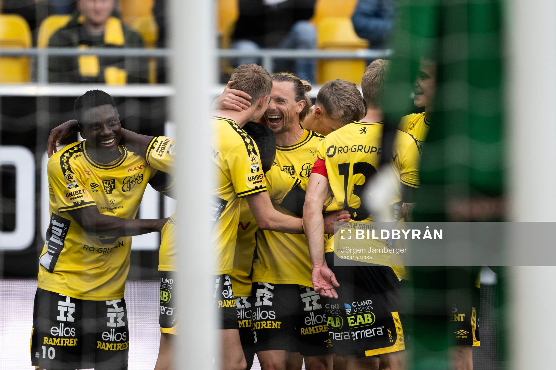 Elfsborgs Alexander Bernhardsson jublar efter 5-0 under fotbollsmatchen i Allsvenskan mellan Elfsborg och Brommapojkarna den 15 april 2023 i Borås.
