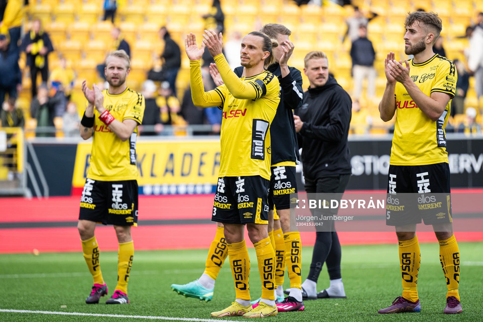 Elfsborgs Niklas Hult och Jack Cooper-Love efter fotbollsmatchen i Allsvenskan mellan Elfsborg och Brommapojkarna den 15 april 2023 i Borås.