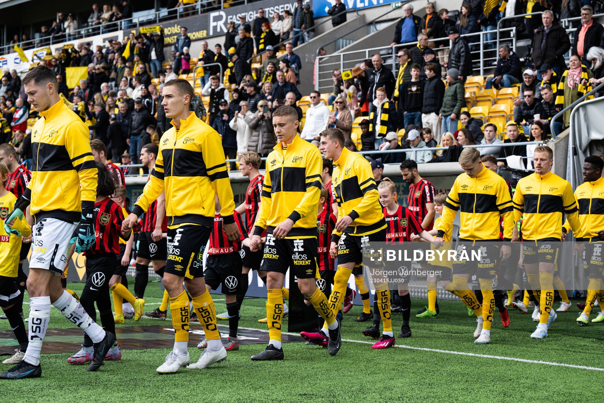 Lagen kommer in på arenan