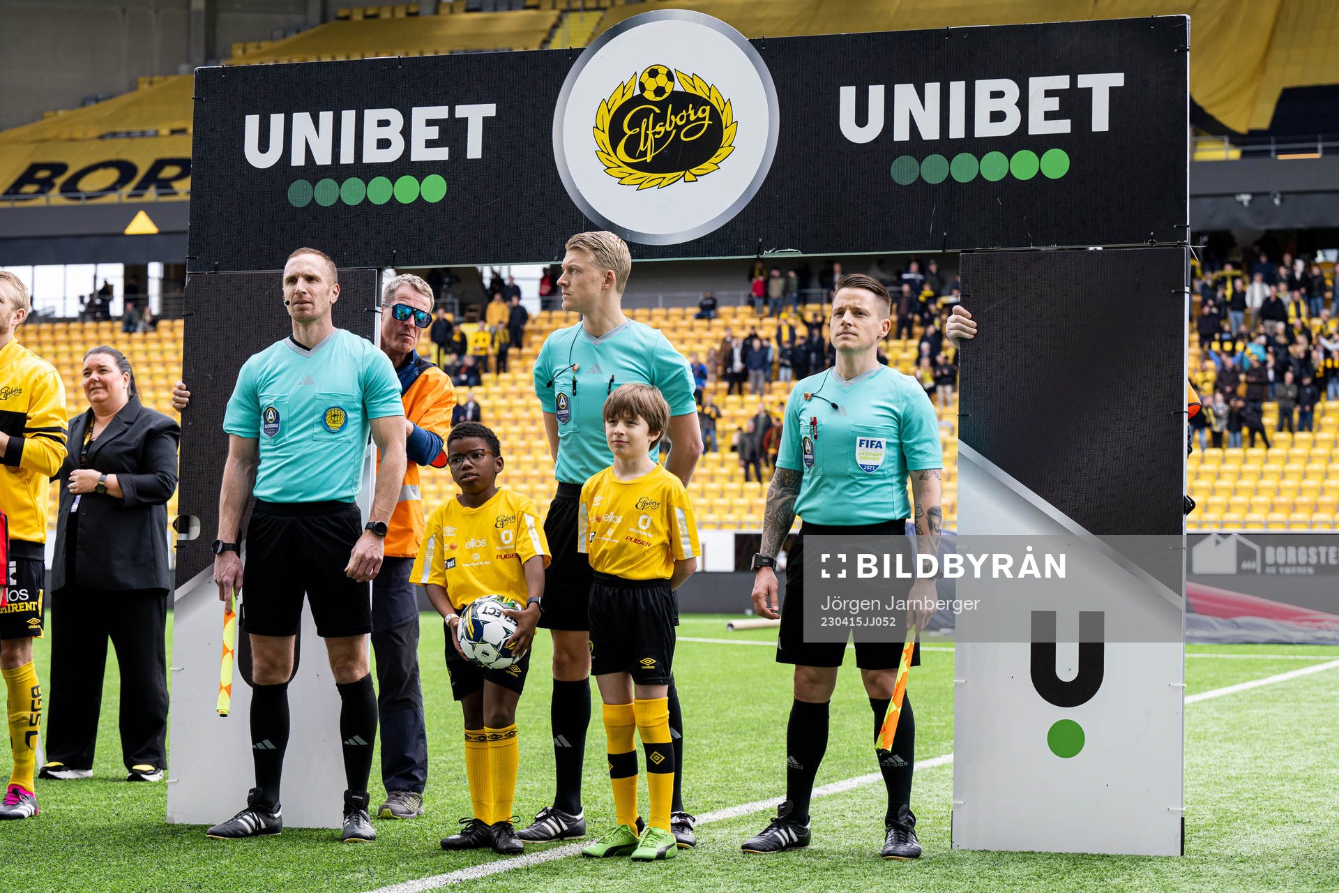 Domare Adam Ladebäck med assisterande domare Robin Wilde och assisterande domare Pär Leek under fotbollsmatchen i Allsvenskan mellan Elfsborg och Brommapojkarna den 15 april 2023 i Borås.