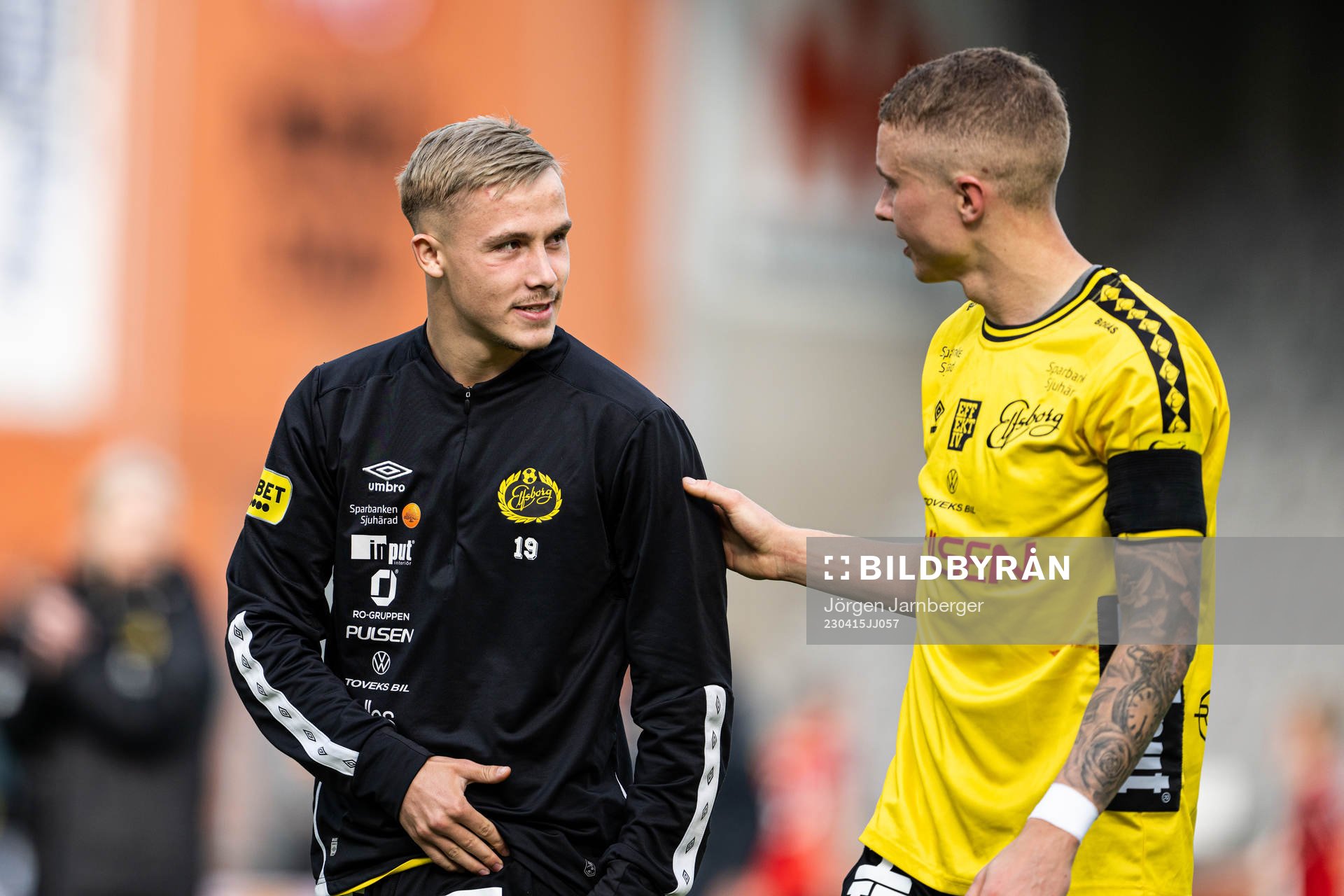 Elfsborgs Jacob Ondrejka och Sebastian Holmen efter fotbollsmatchen i Allsvenskan mellan Elfsborg och Brommapojkarna den 15 april 2023 i Borås.