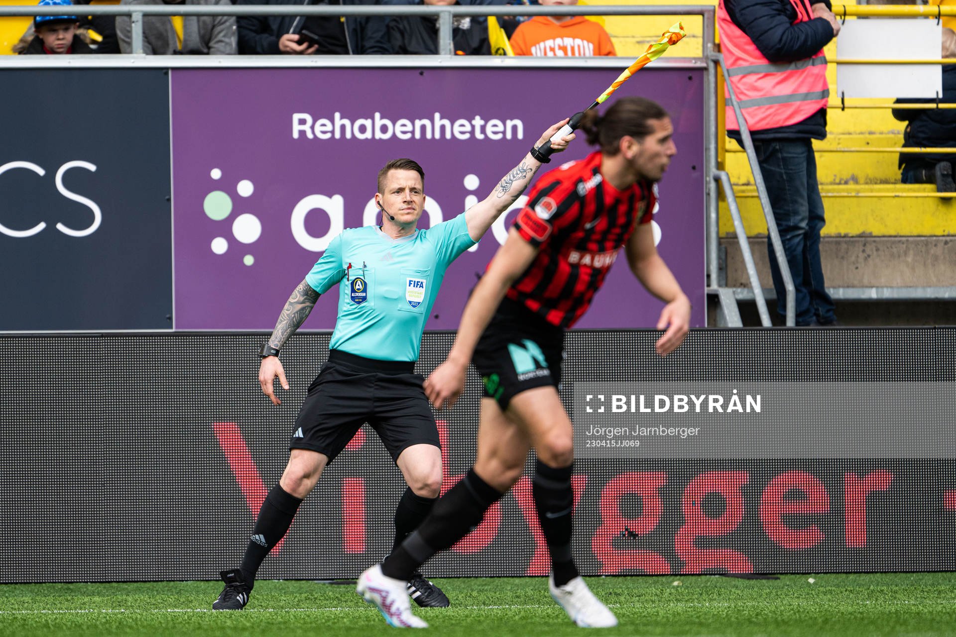 Assisterande domare Robin Wilde vinkar för offside under fotbollsmatchen i Allsvenskan mellan Elfsborg och Brommapojkarna den 15 april 2023 i Borås.