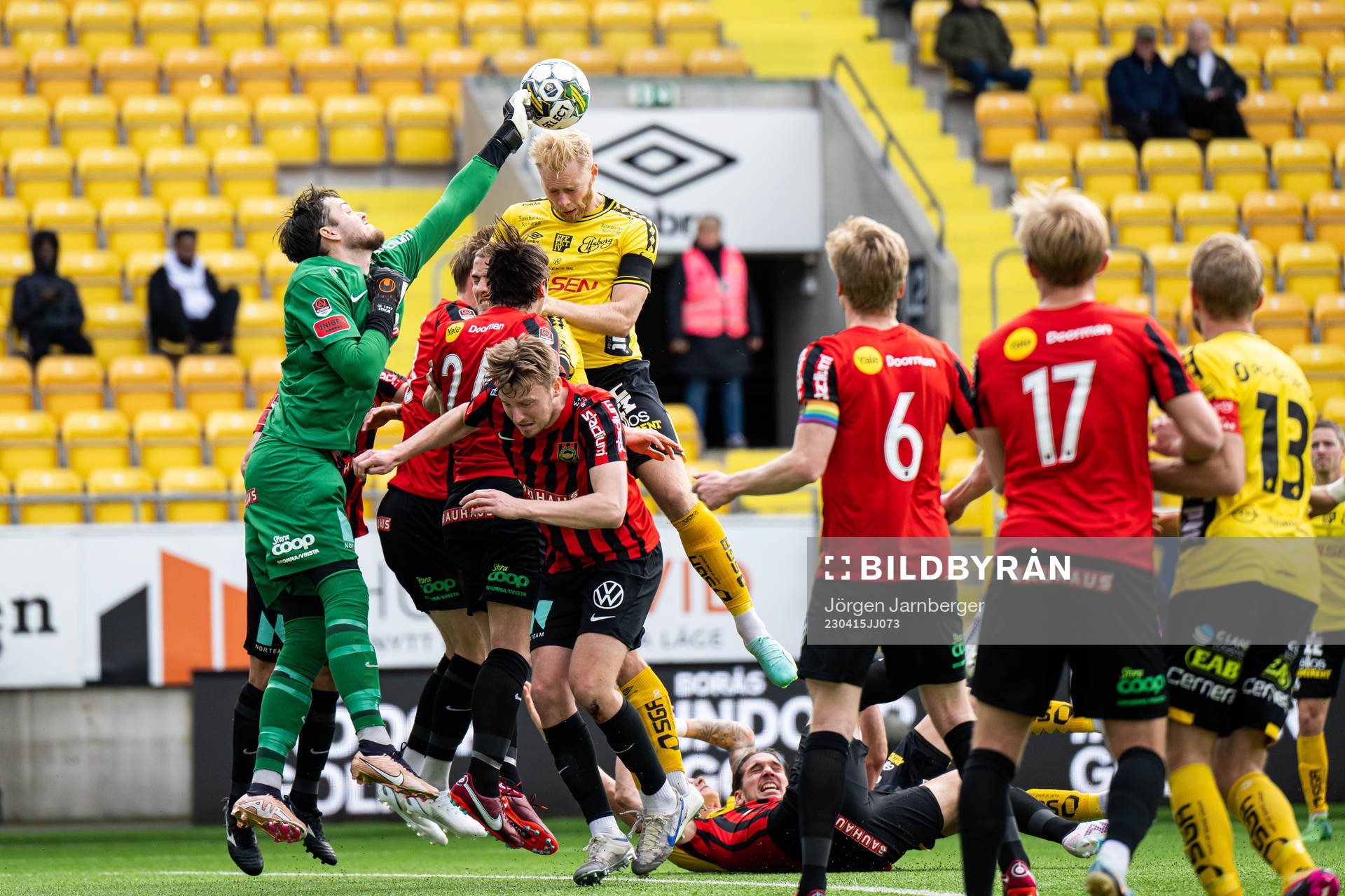 Brommapojkarnas målvakt Oscar Linnér och Elfsborgs Sveinn