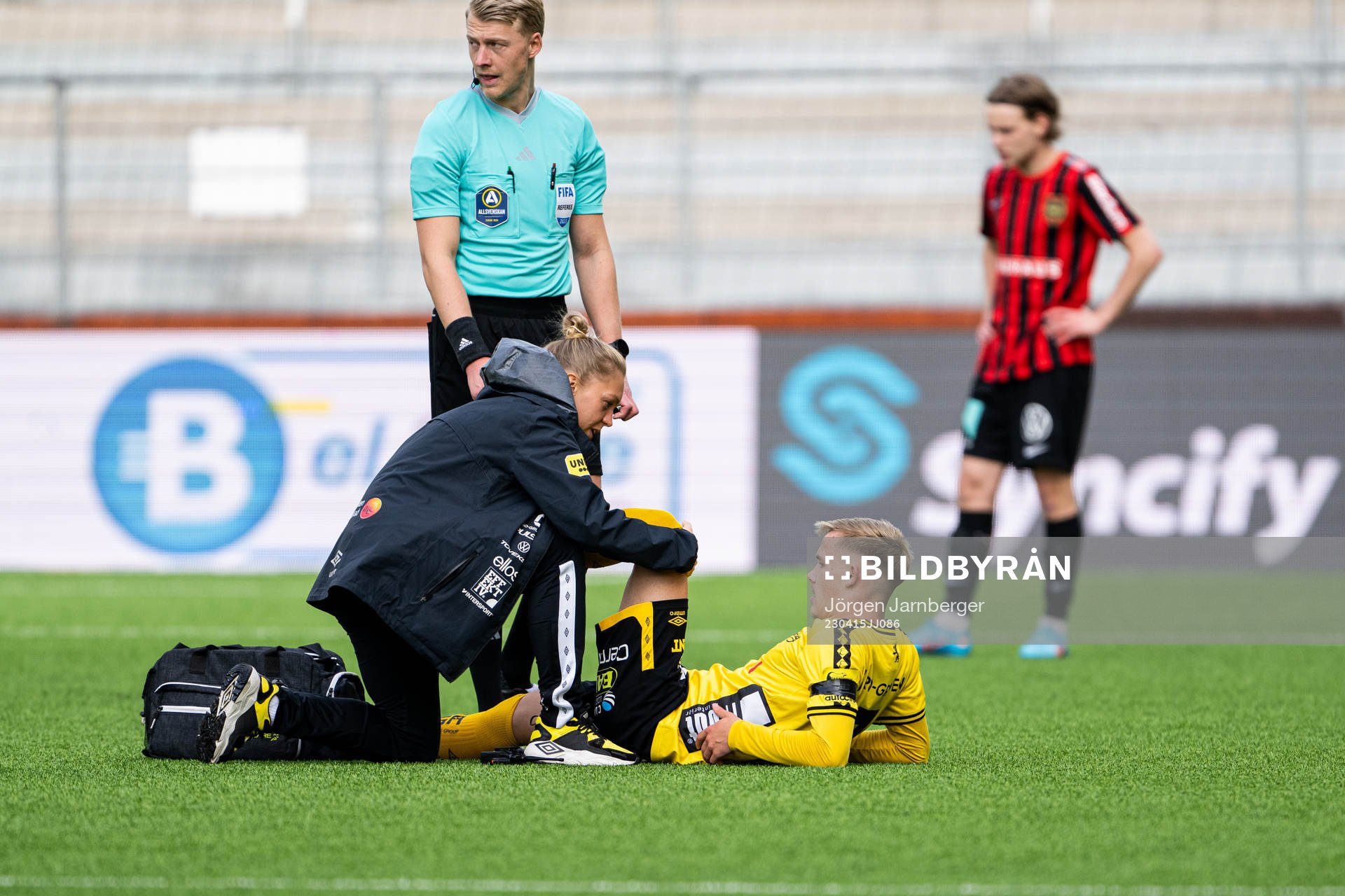 Elfsborgs Jacob Ondrejka har ont och får vård av