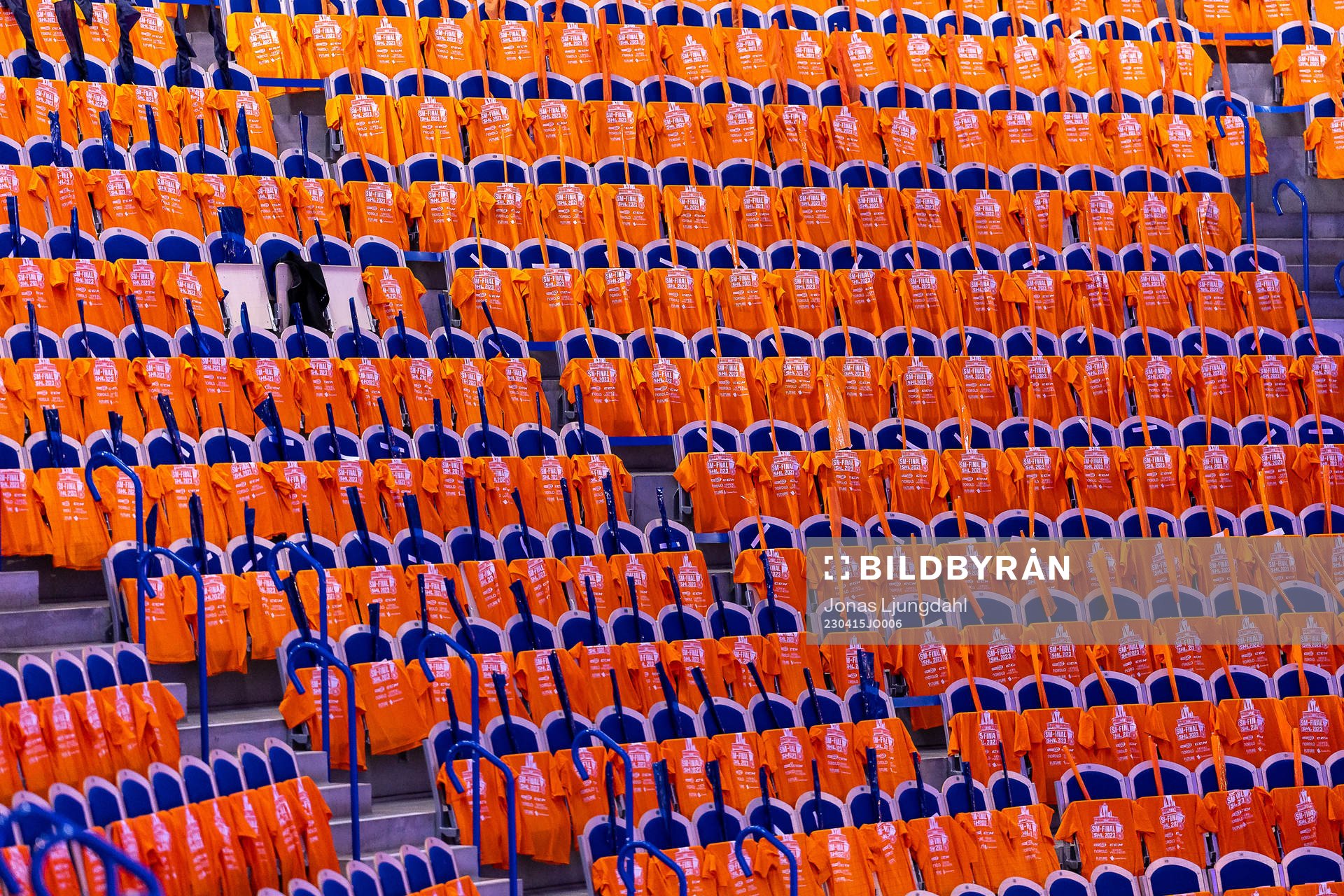 T-shirts på alla sittplatser före final ett i SHL mellan