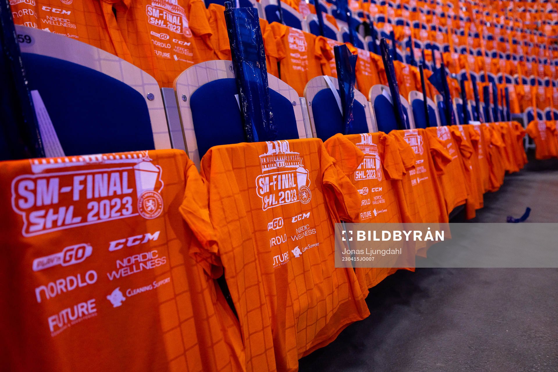 T-shirts på alla sittplatser före final ett i SHL mellan