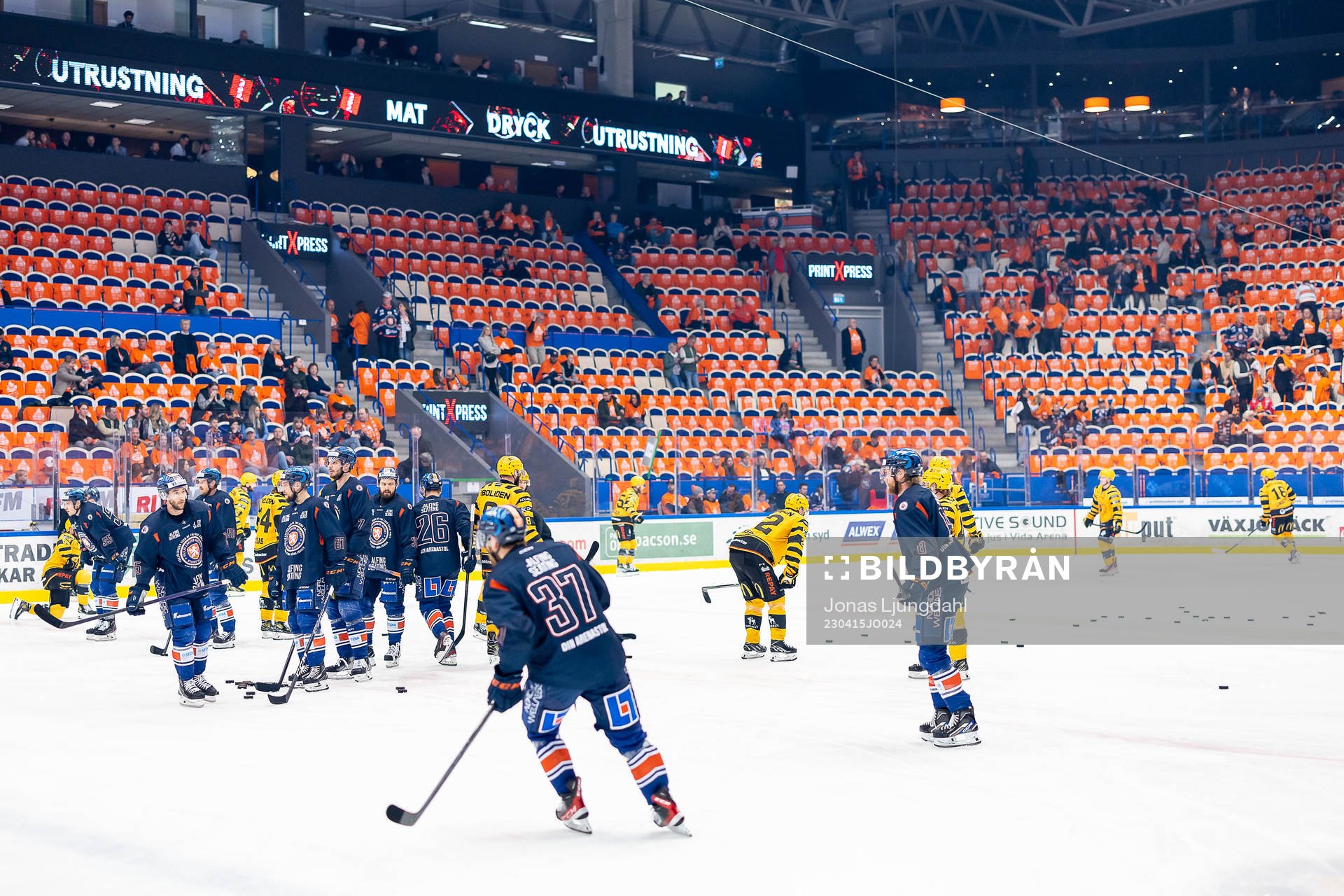 Lagen värmer upp före final ett i SHL mellan Växjö och