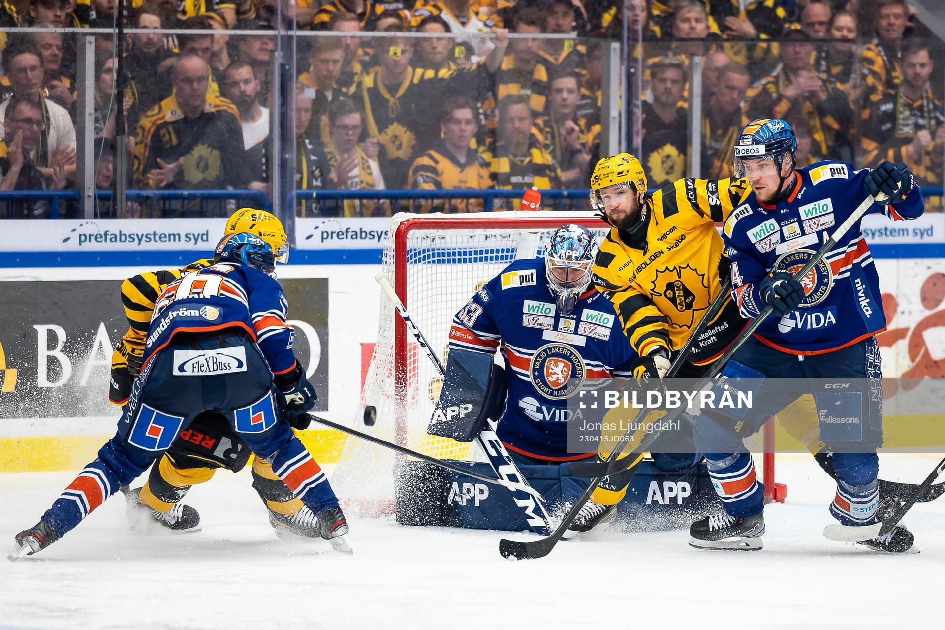 Skellefteås Melker Karlsson mellan Växjös målvakt Emil