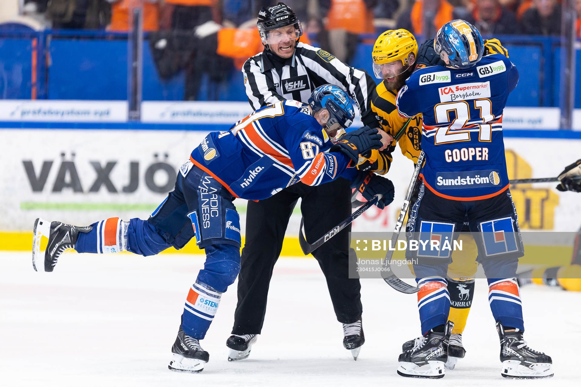 Irriterat mellan Växjös Robert Rosén, Brian Cooper och