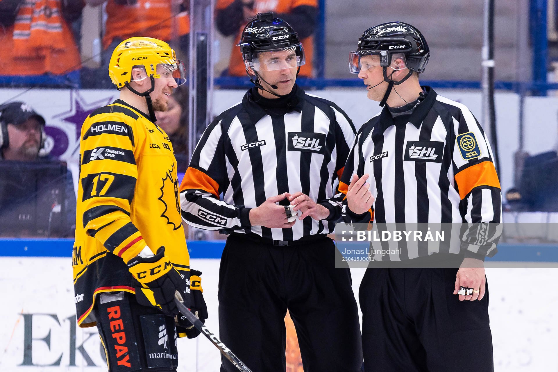 Skellefteås Pär Lindholm pratar med Domare Linus Öhlund