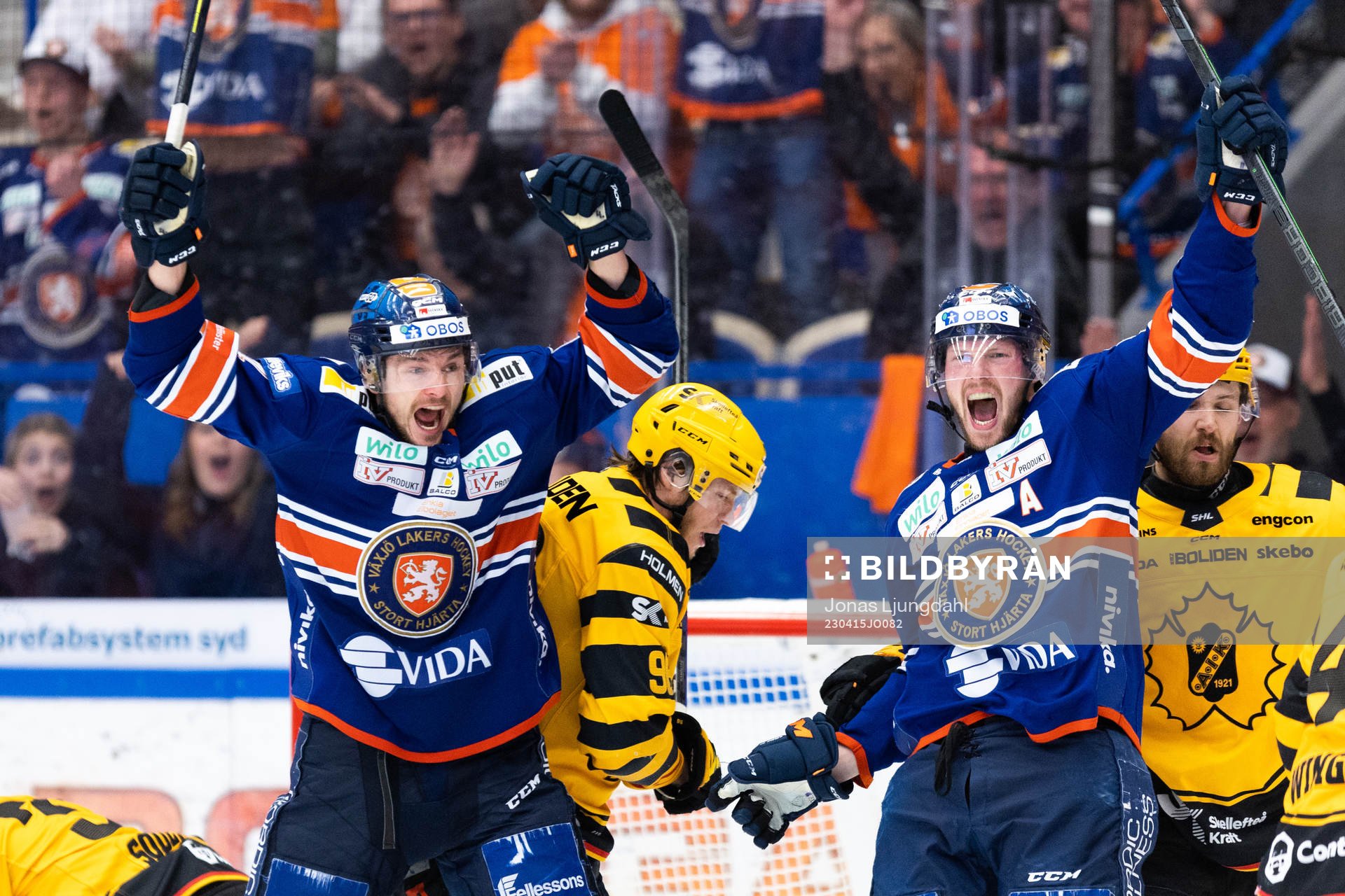 Växjös Keegan Lowe och Martin Lundberg jublar
