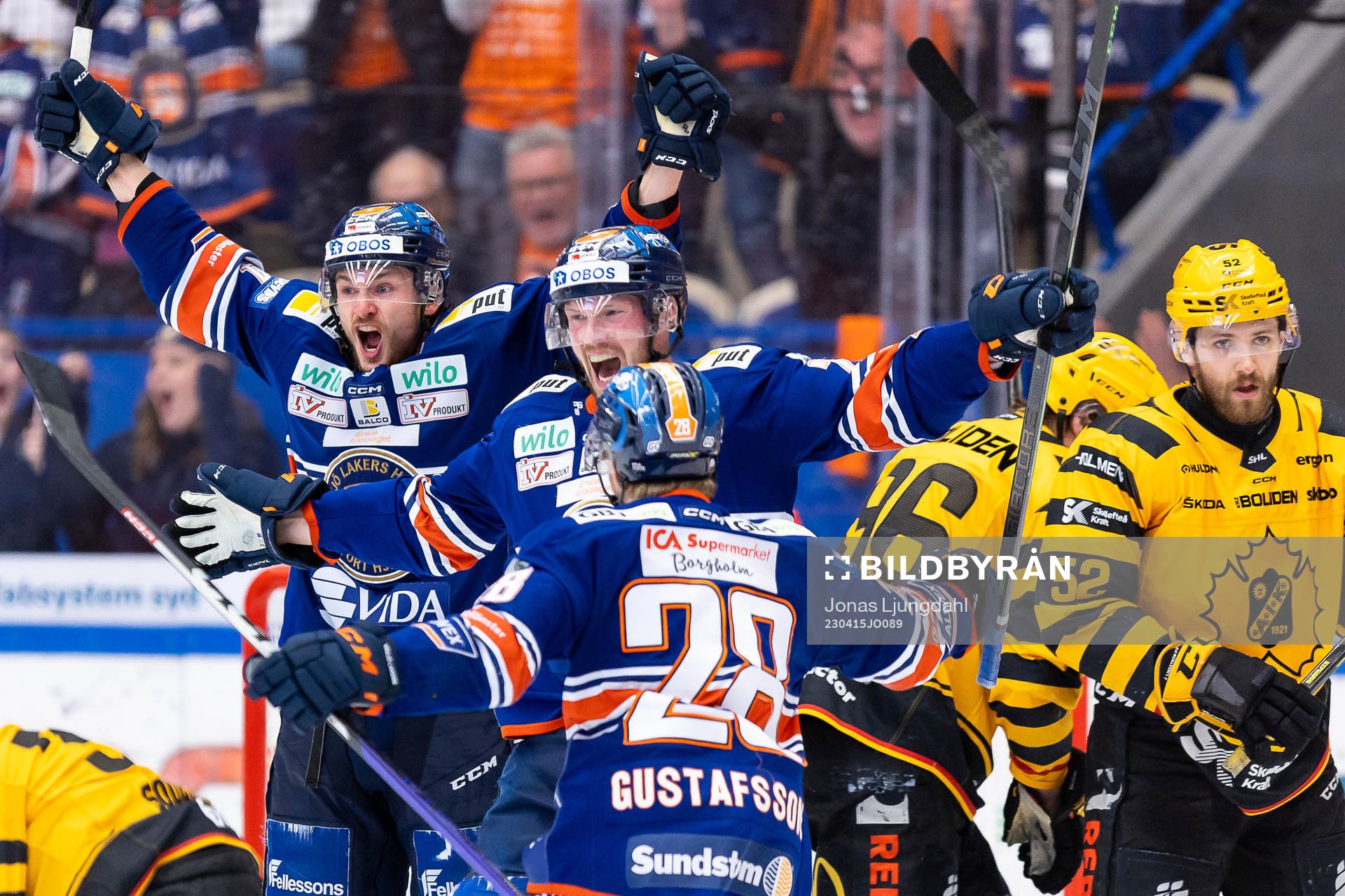 Växjös Keegan Lowe och Martin Lundberg jublar
