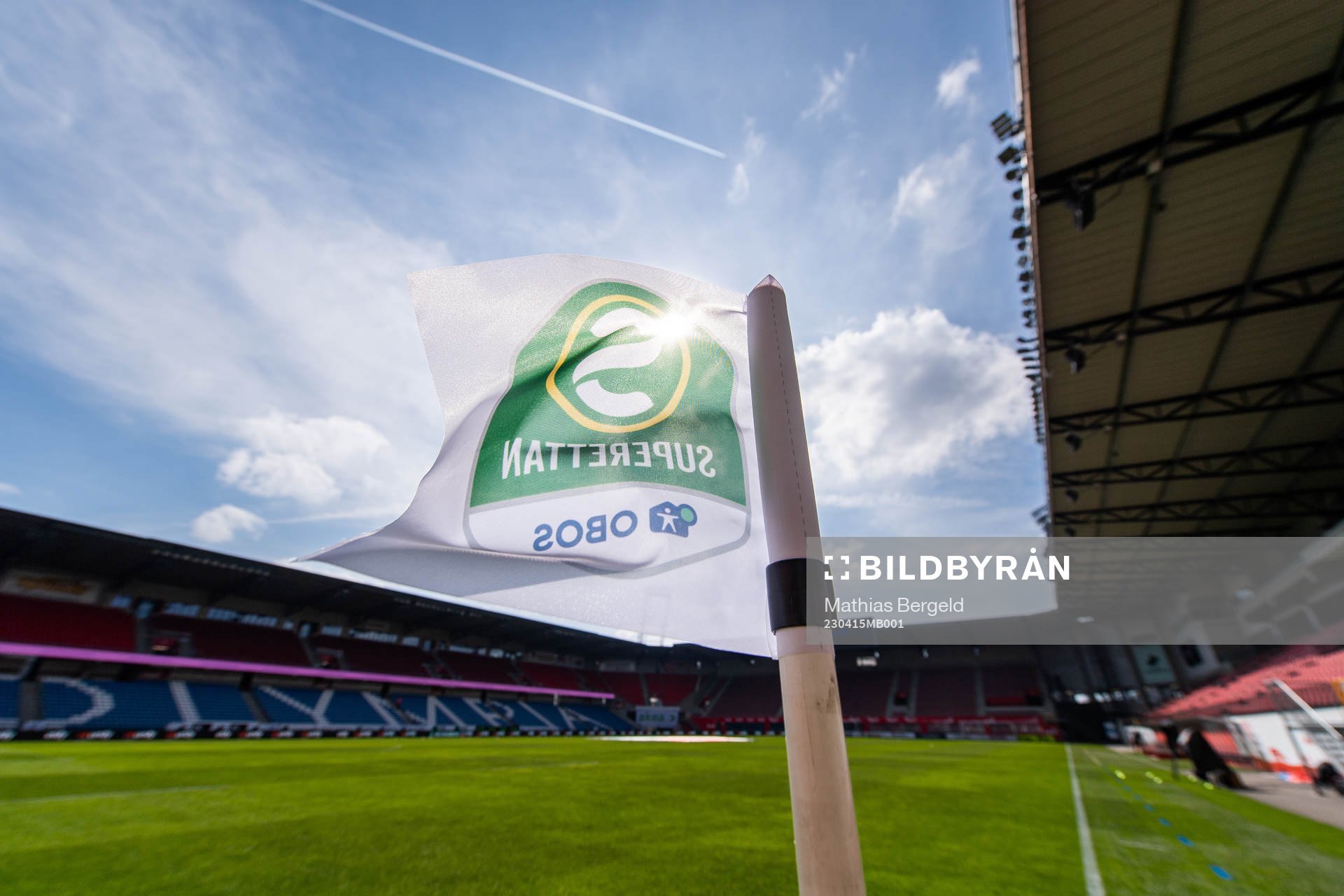 En hörnflagga med Superettans logotyp