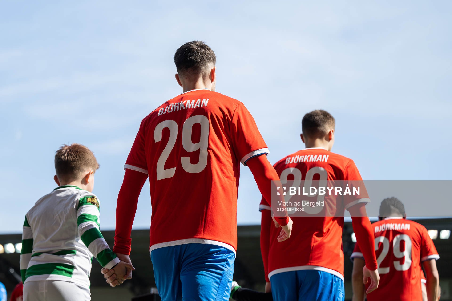Helsingborgs spelare med tröjor för att visa stöd till