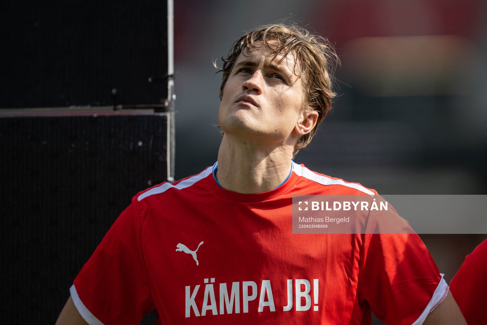 Helsingborgs Thomas Pauck Rogne med en tröja för att visa