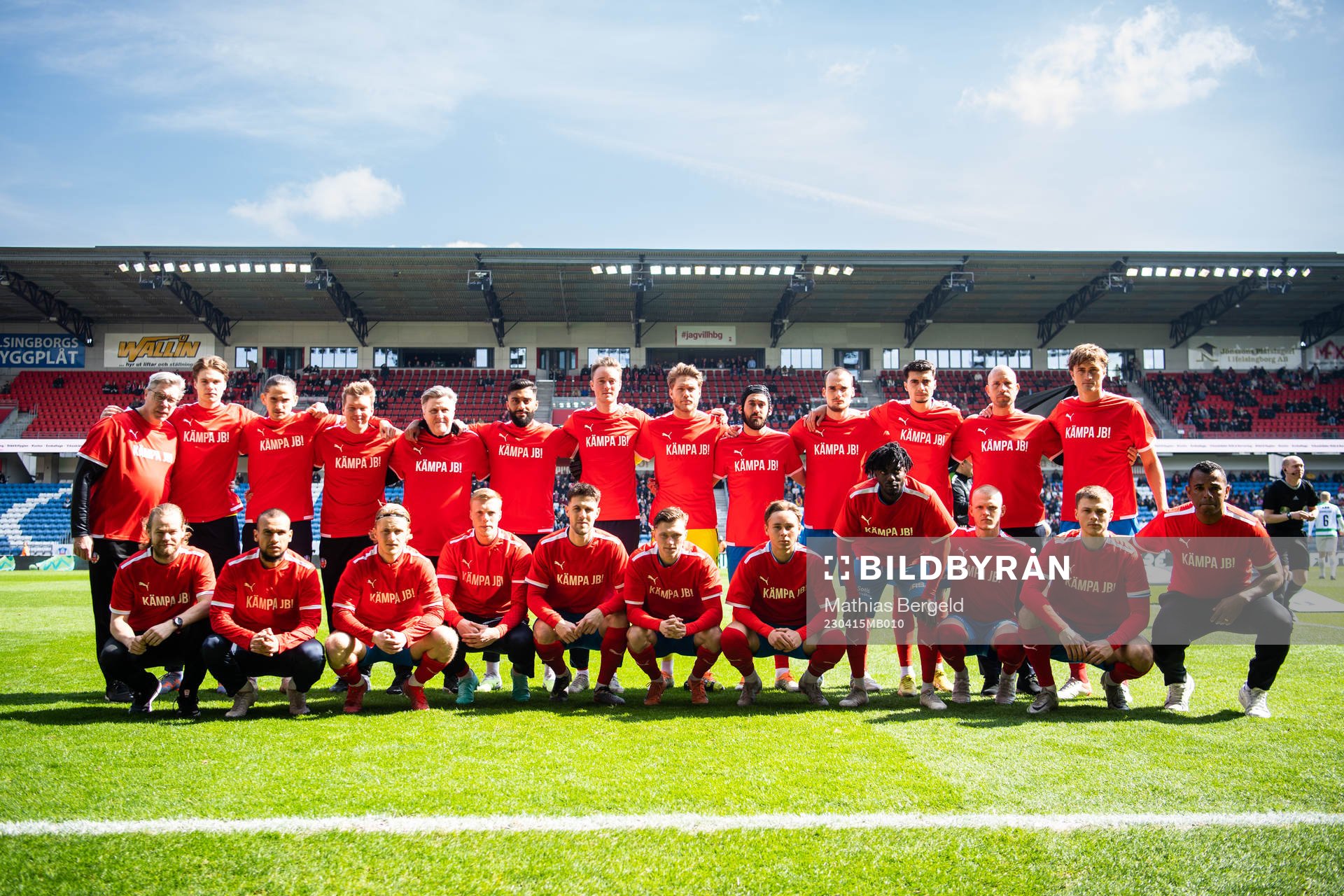 Helsingborgs spelare och ledare med tröjor för att visa