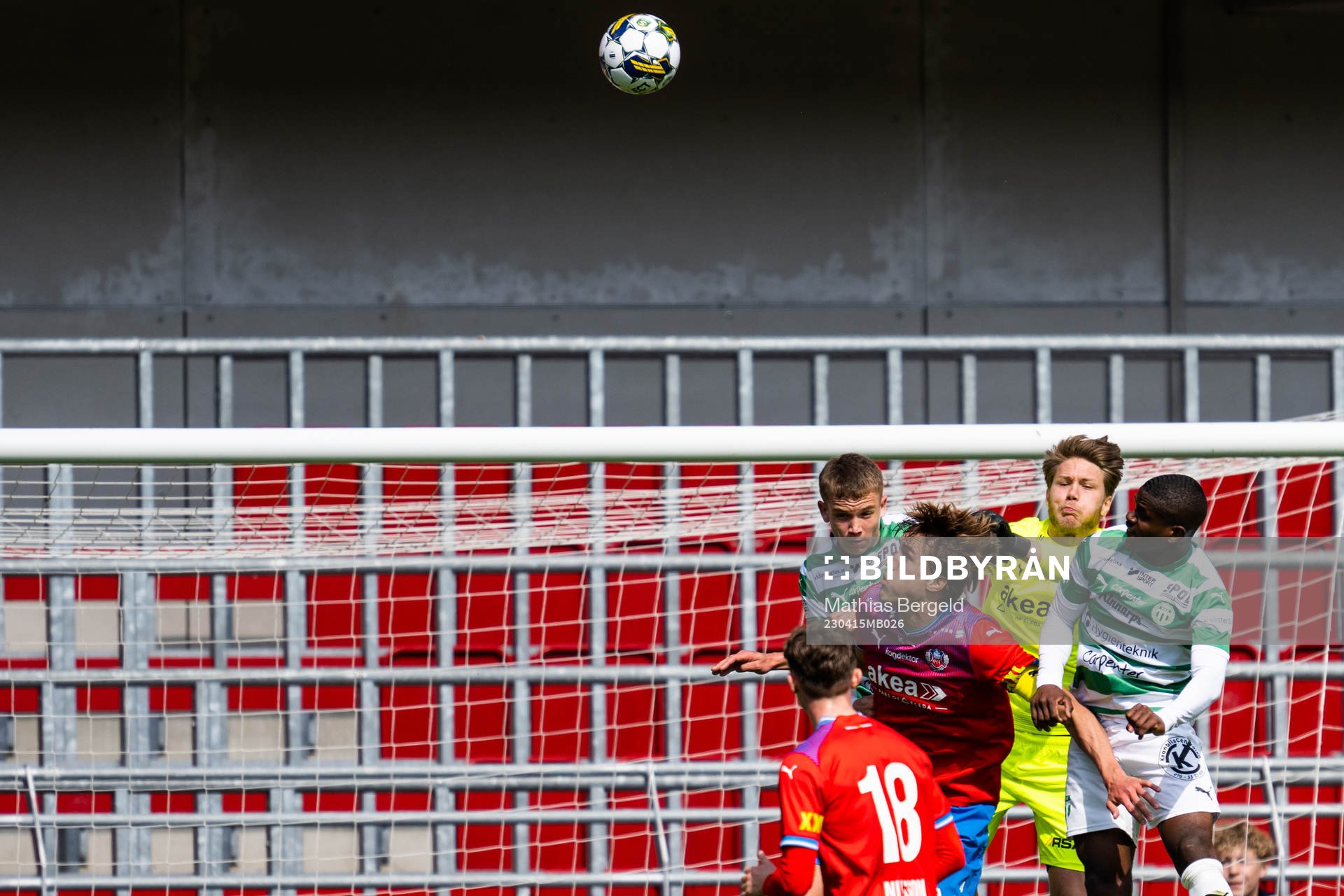 Västerås SKs Anders Hellblom och Jaheem Burke  mot