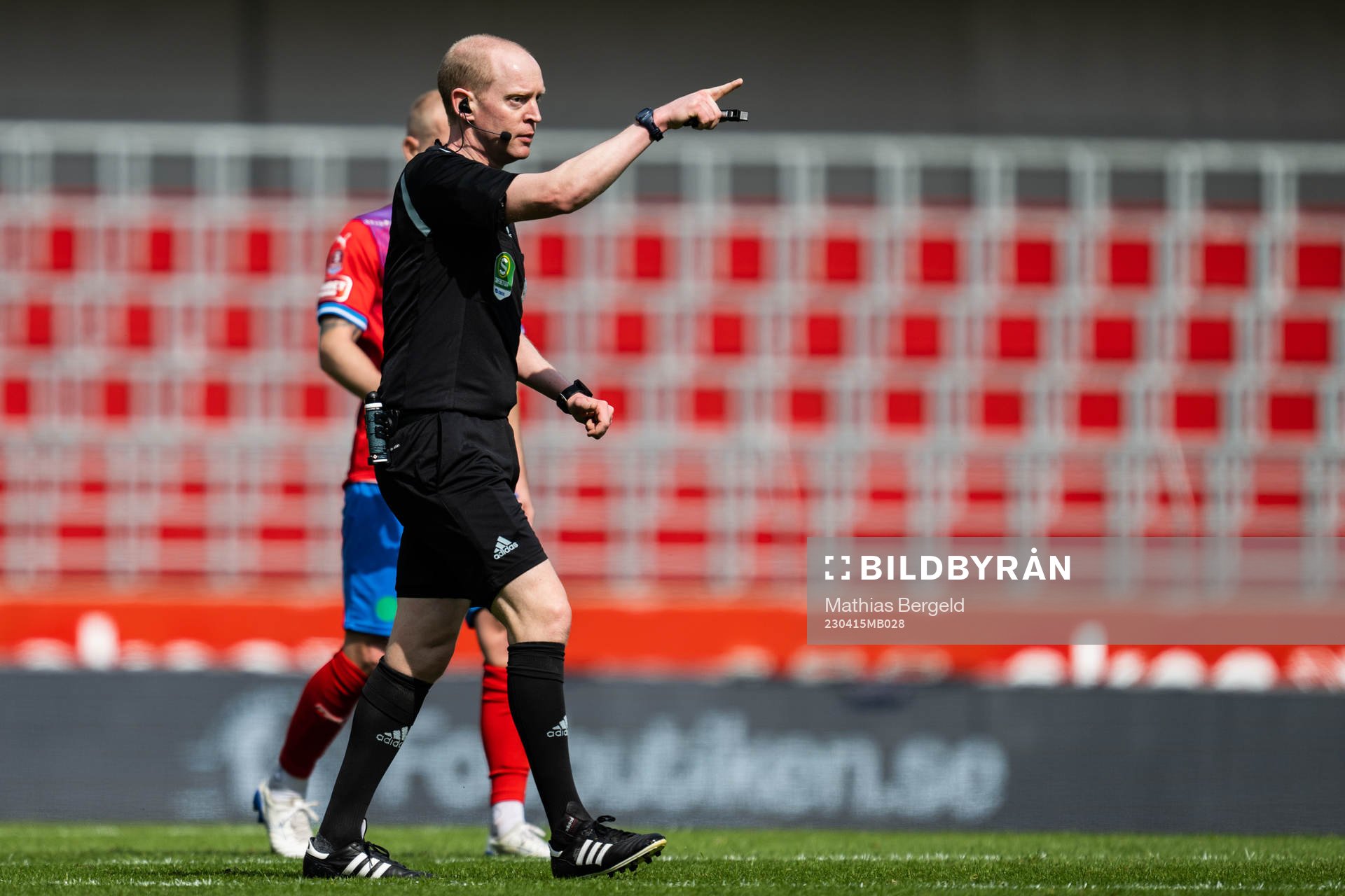 Domare Per Melin under fotbollsmatchen i Superettan mellan Helsingborg och Västerås SK den 15 april 2023 i Helsingborg. 