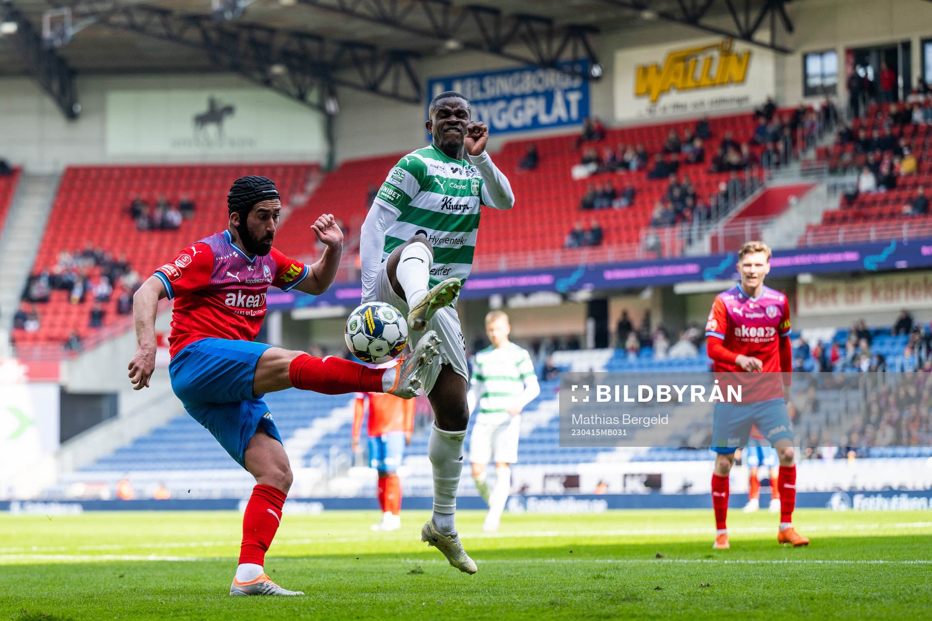 Helsingborgs Frederik Holst och Västerås SKs Jaheem Burke
