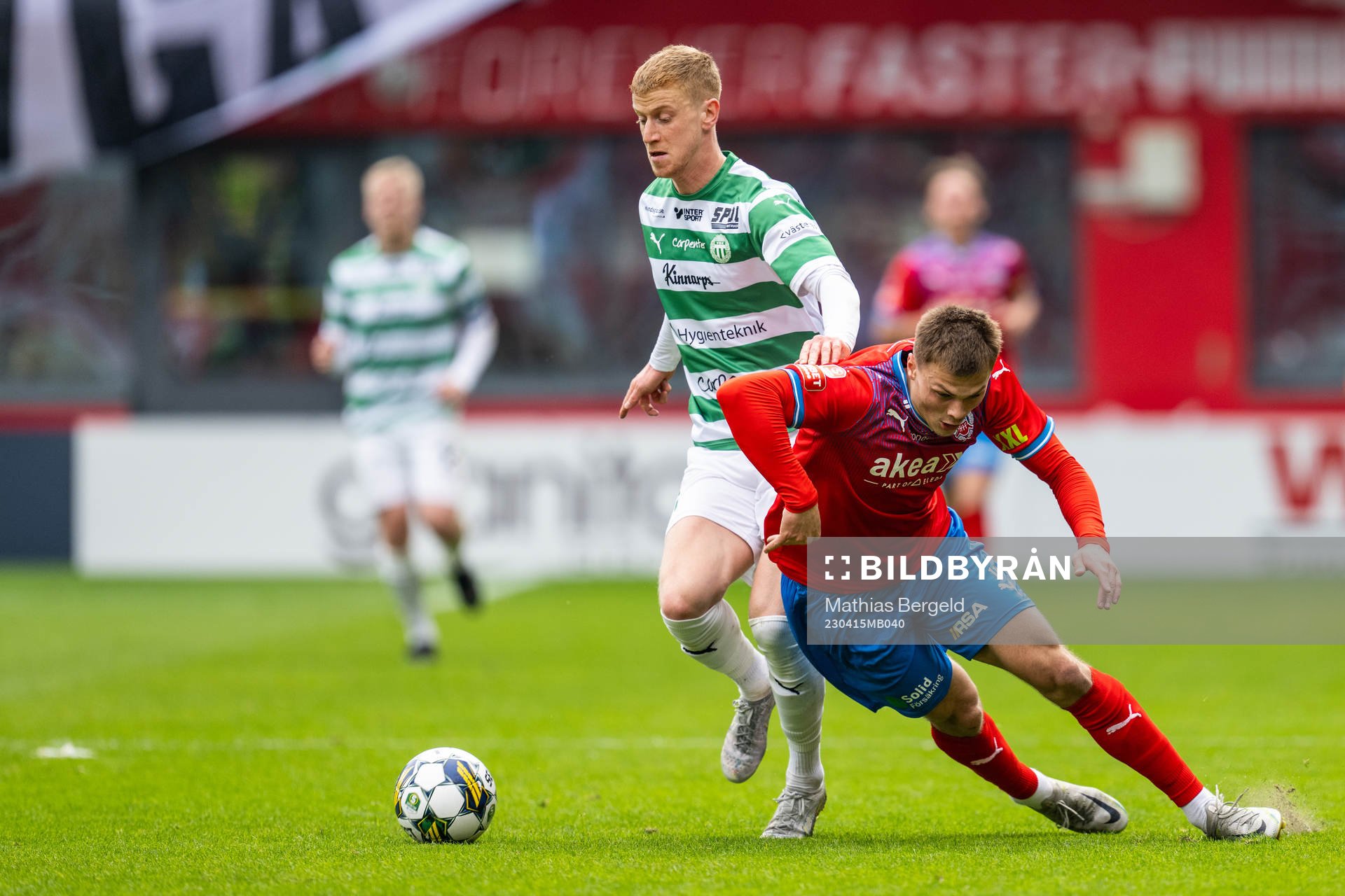 Västerås SKs Daniel Ask och Helsingborgs Erik Ring under fotbollsmatchen i Superettan mellan Helsingborg och Västerås SK den 15 april 2023 i Helsingborg.