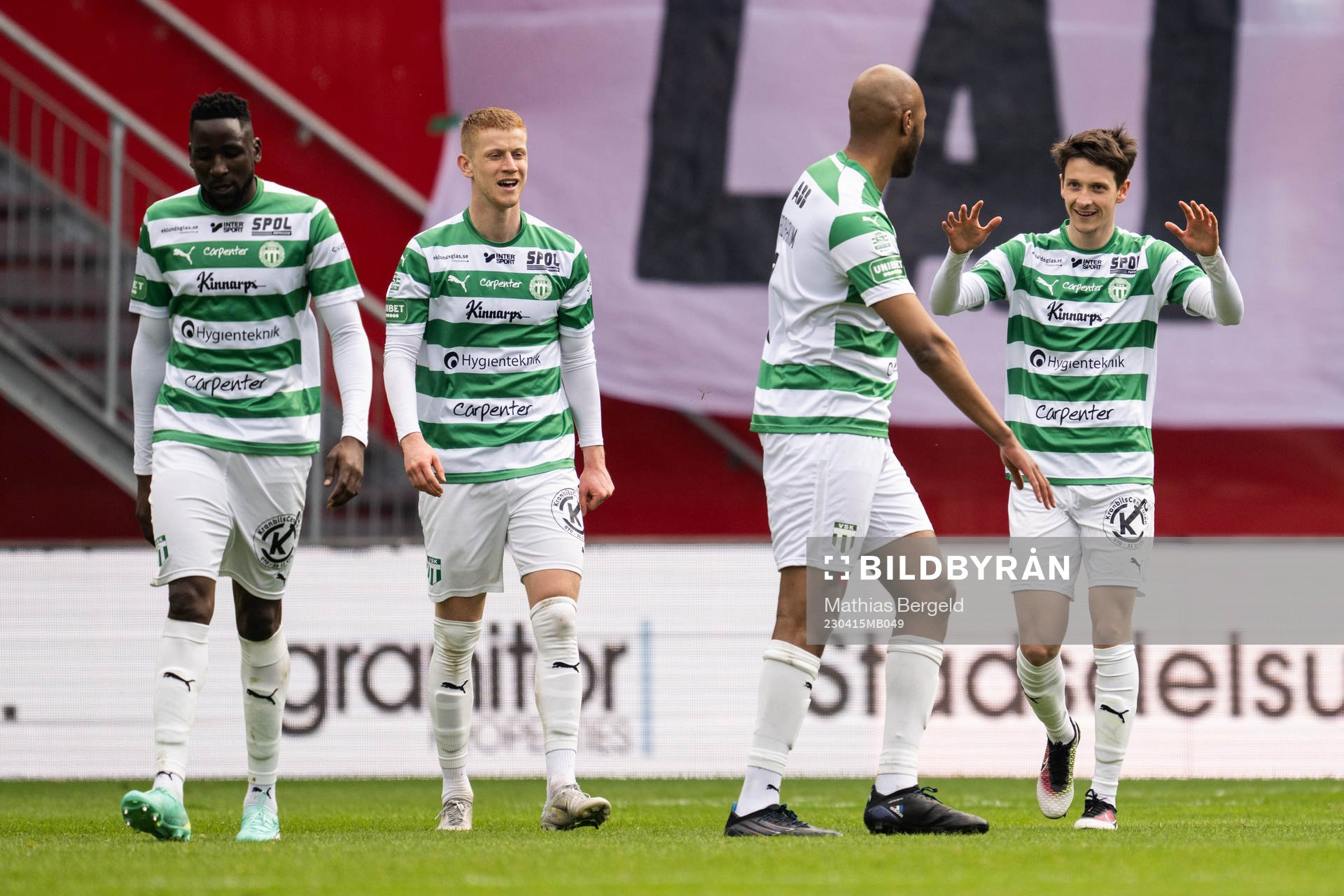 Västerås SKs Jabir Abdihakim Ali och Olle Edlund jublar efter 0-1 under fotbollsmatchen i Superettan mellan Helsingborg och Västerås SK den 15 april 2023 i Helsingborg.