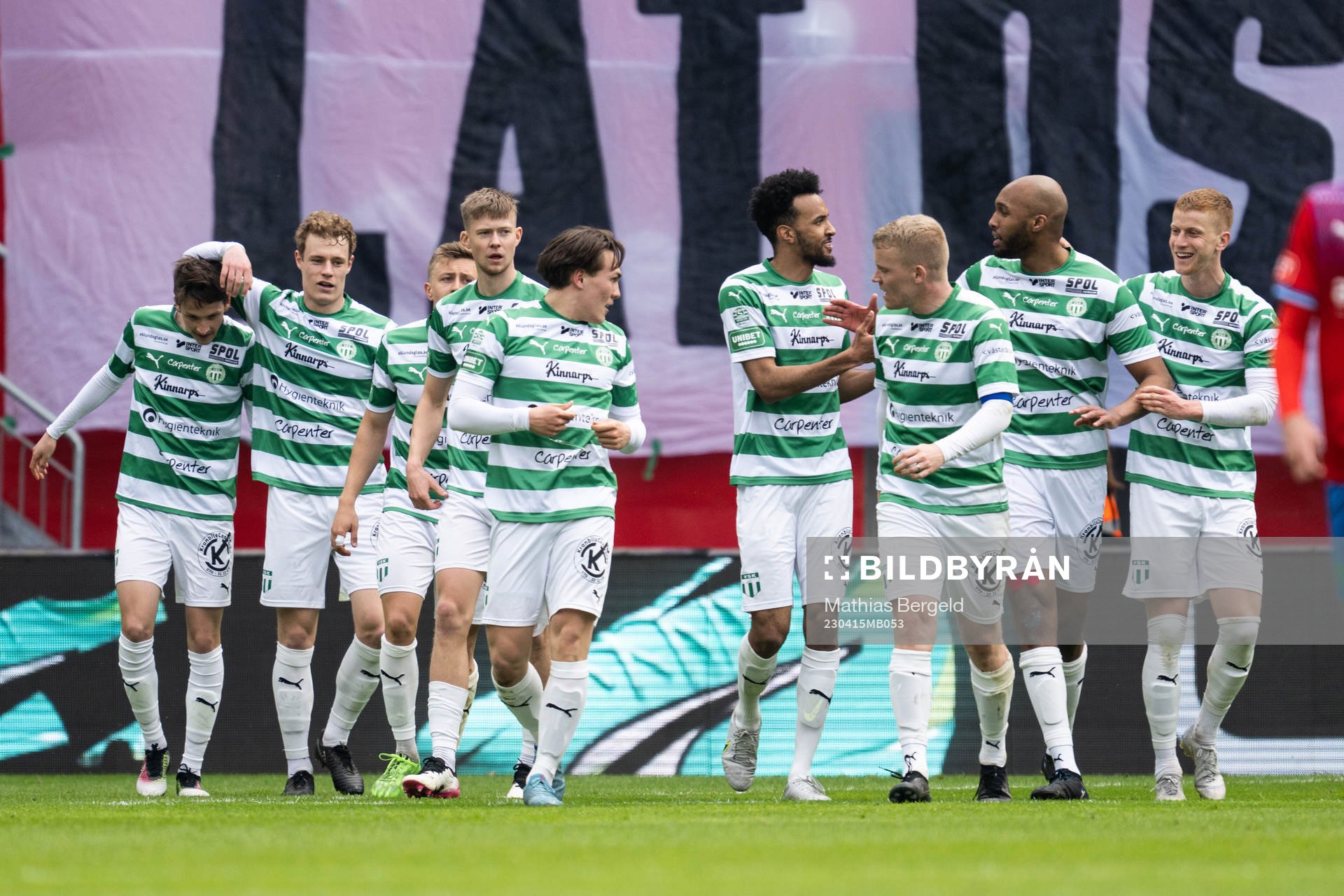 Västerås SKs Olle Edlund jublar med lagkamrater