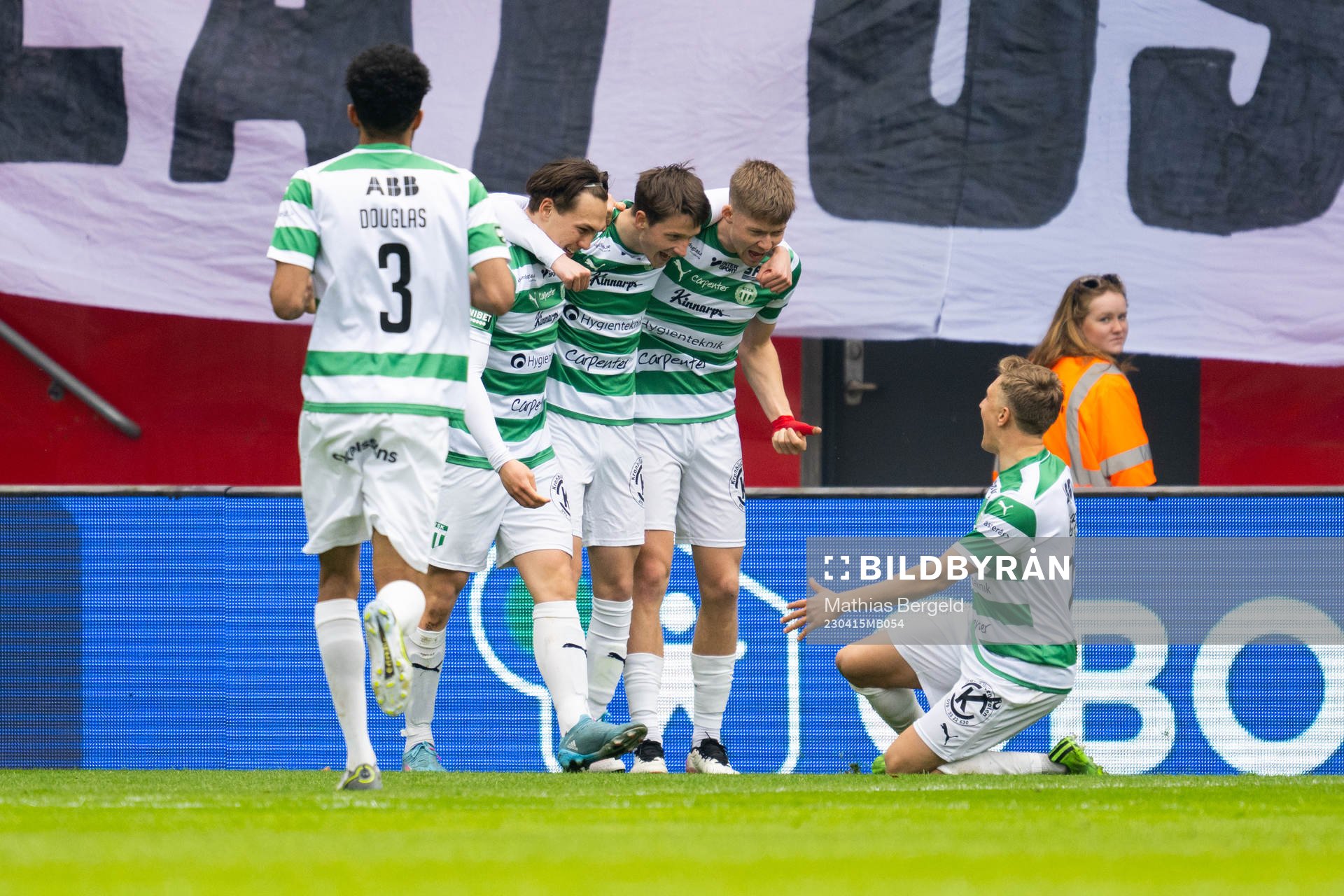 Västerås SKs Miguel Sandberg jublar med lagkamrater