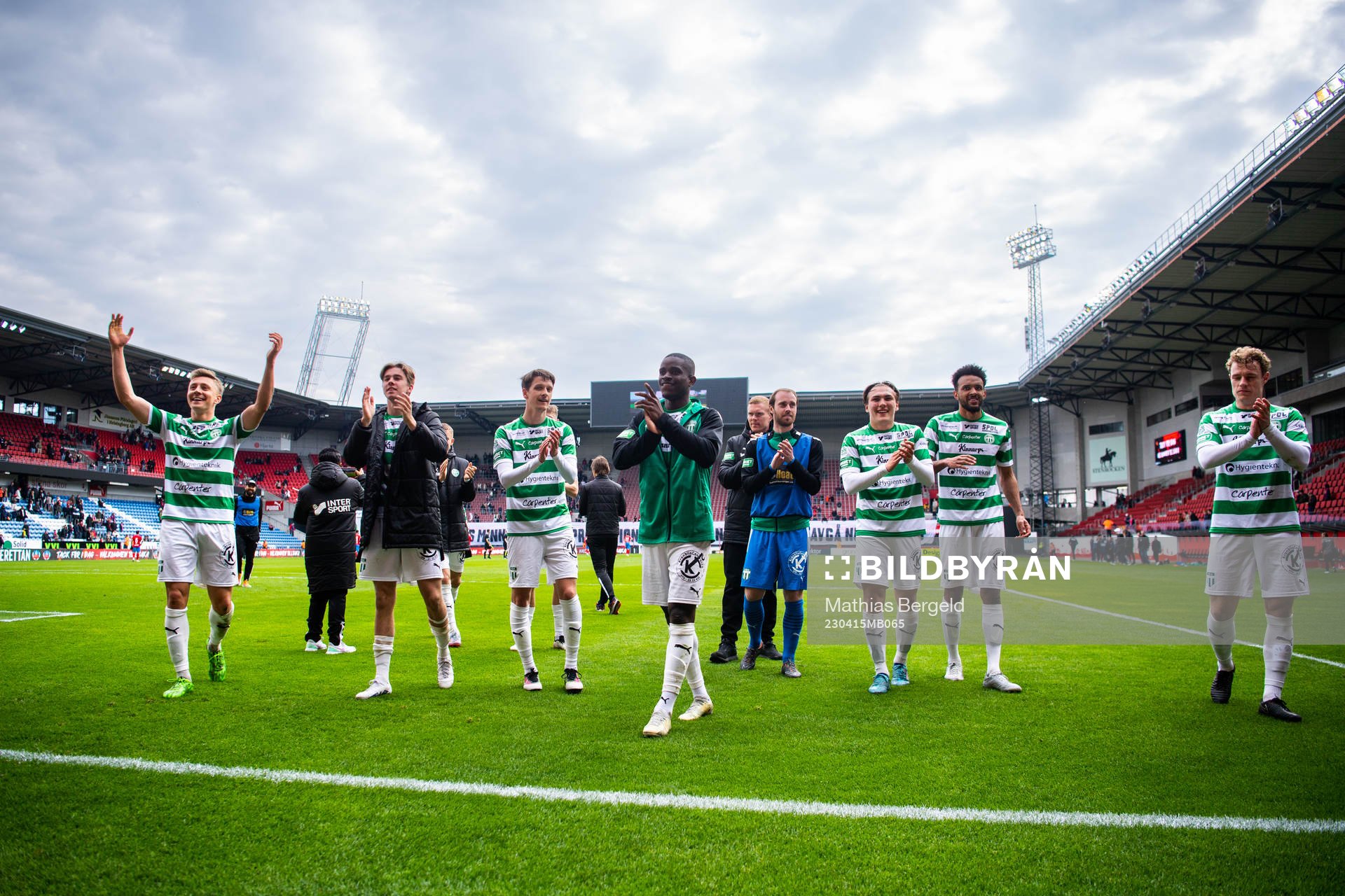 Västerås SKs spelare jublar efter fotbollsmatchen i Superettan mellan Helsingborg och Västerås SK den 15 april 2023 i Helsingborg. 