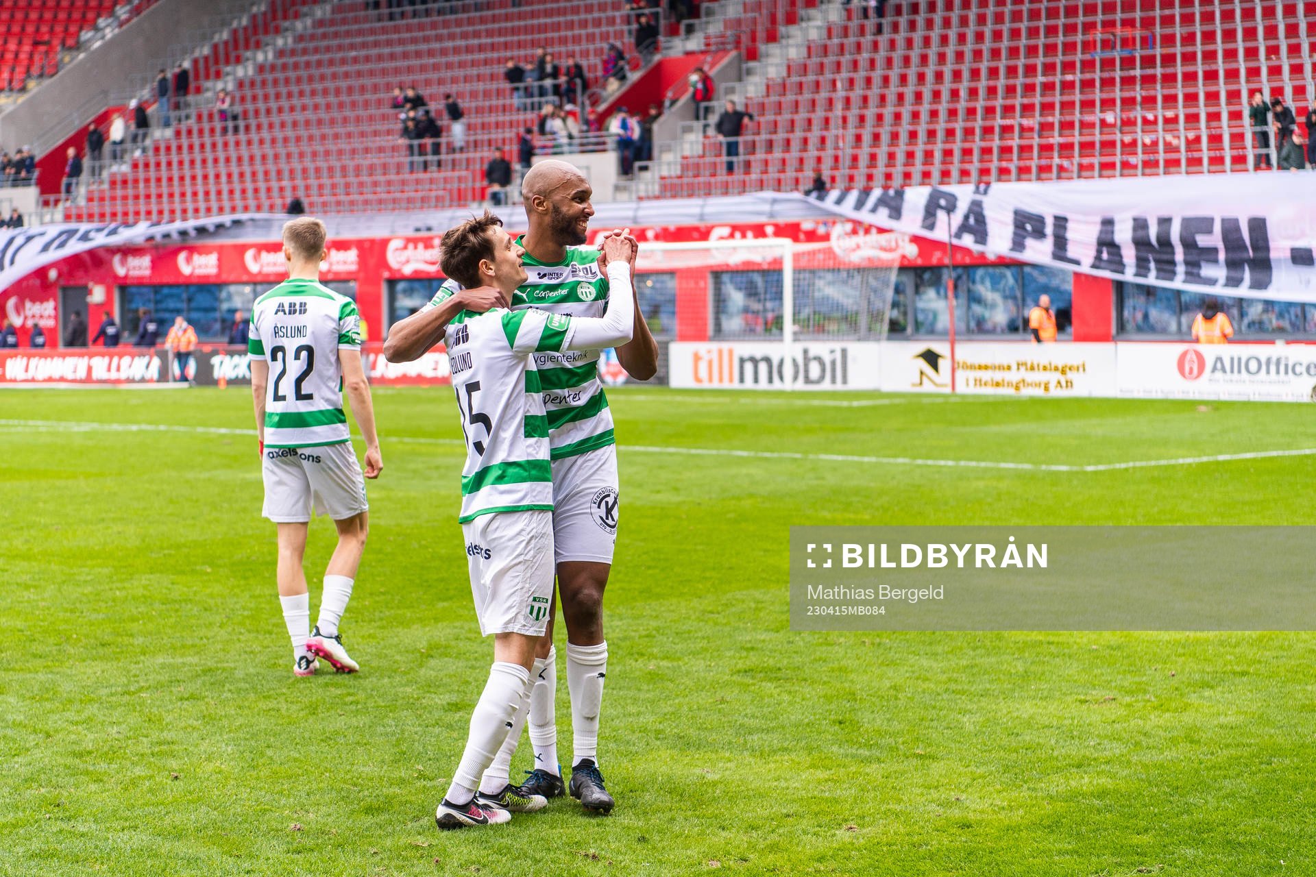 Västerås SKs Olle Edlund och Jabir Abdihakim Ali jublar