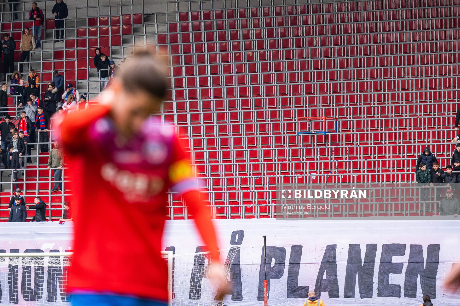 Helsingborgs Ervin Gigovic deppar framför en tom läktare