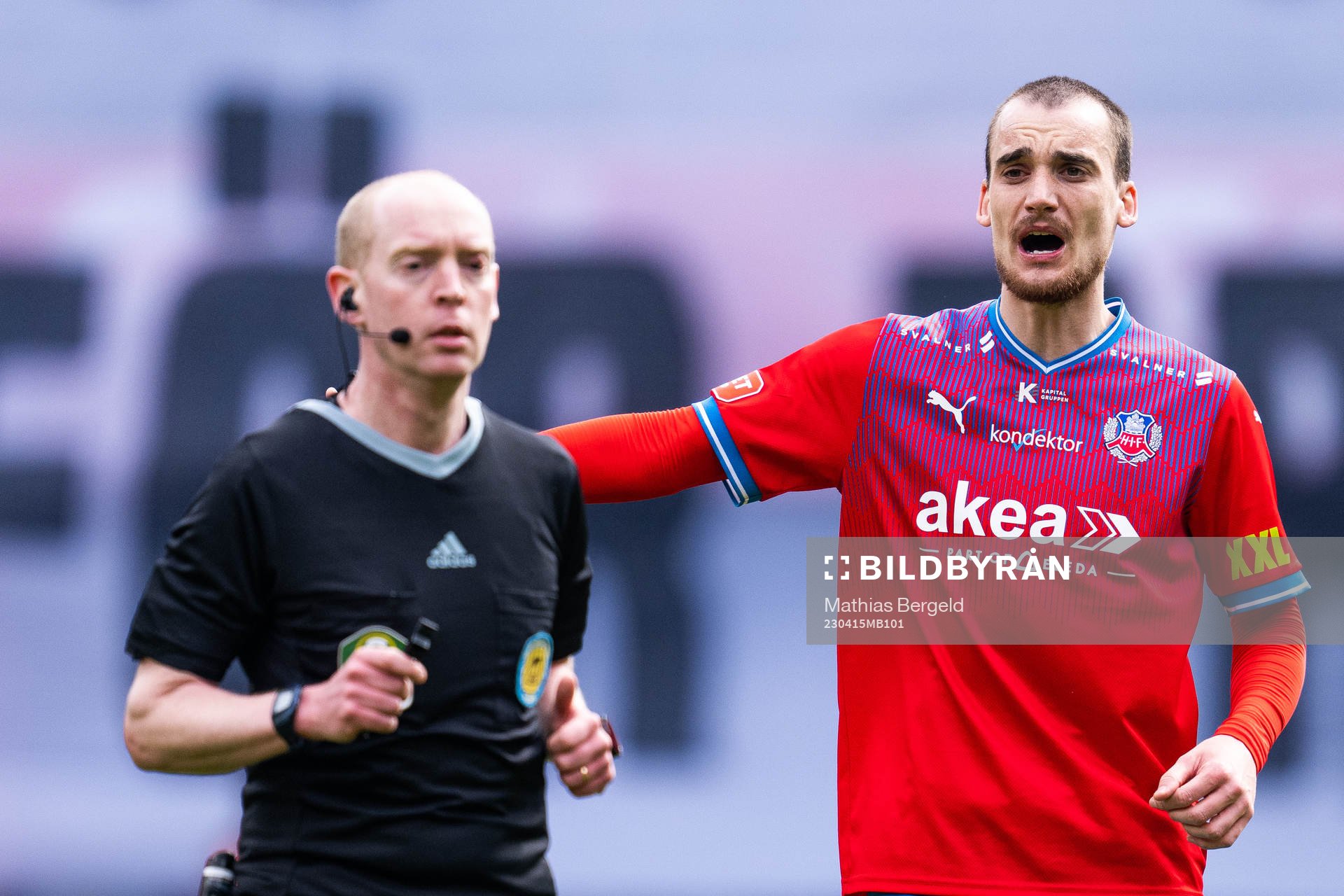 Helsingborgs Adam Hellborg reagerar mot domare Per Melin