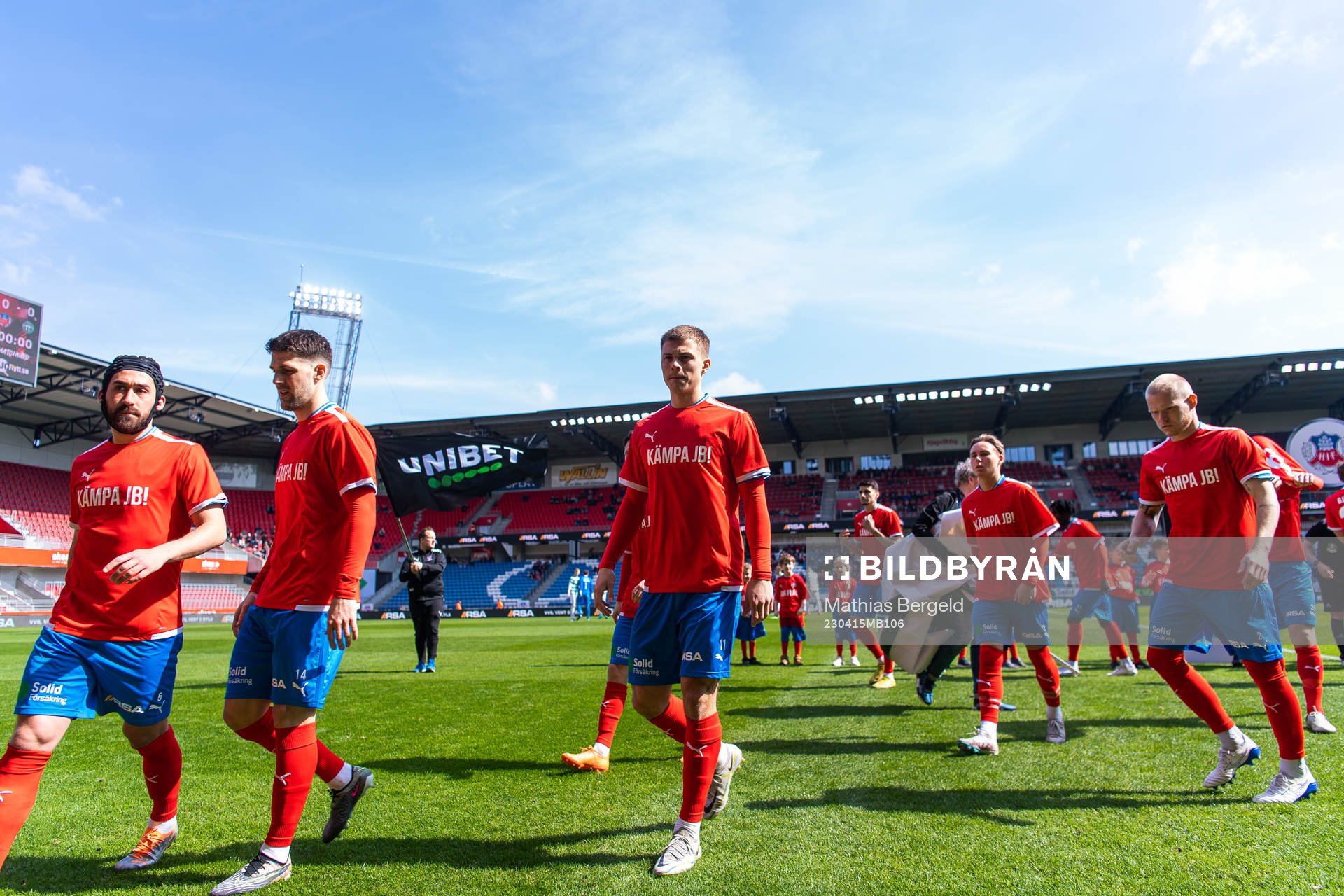 Helsingborgs Erik Ring med en tröja för att visa stöd