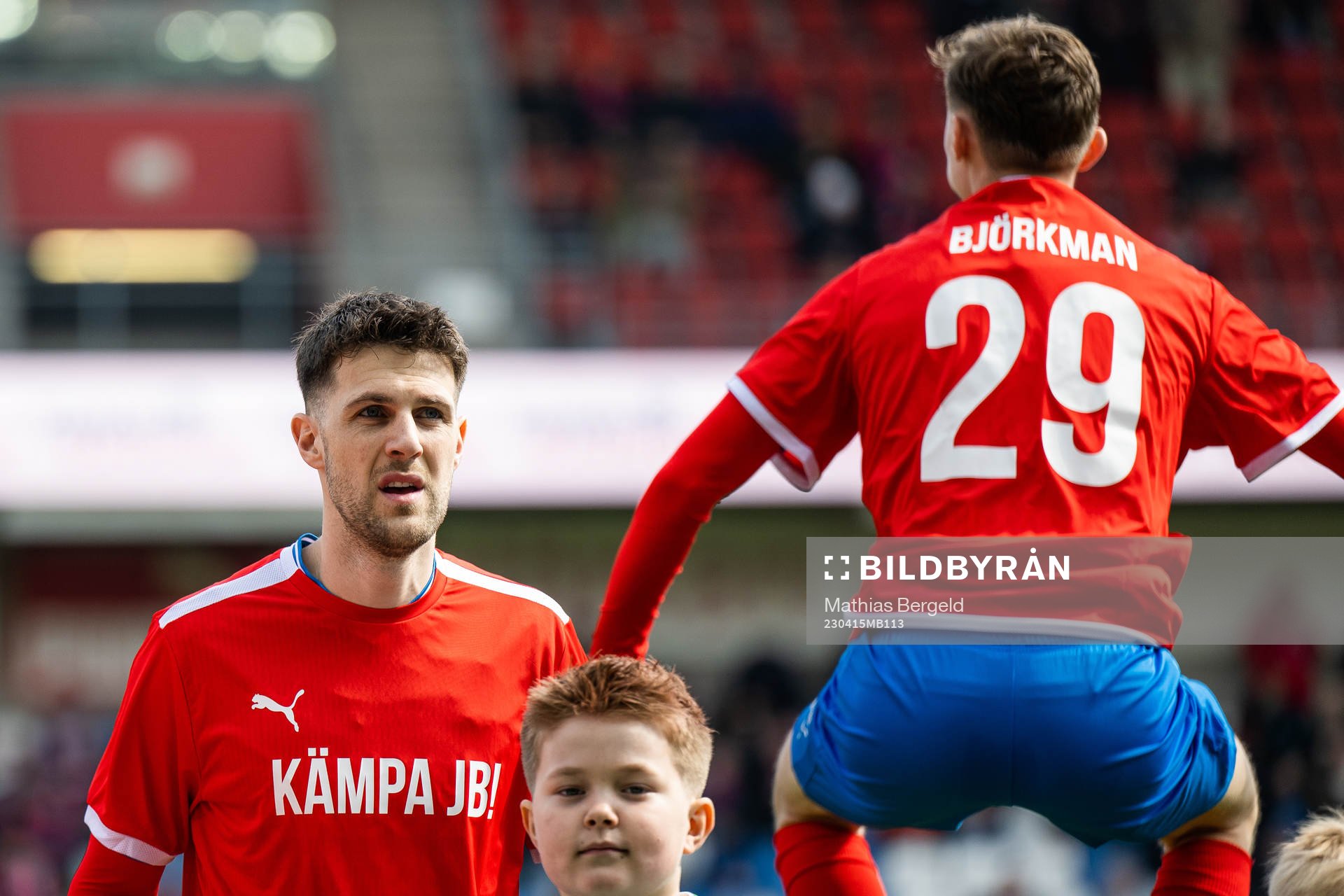Helsingborgs Oliver Stojanovic med en tröja för att visa