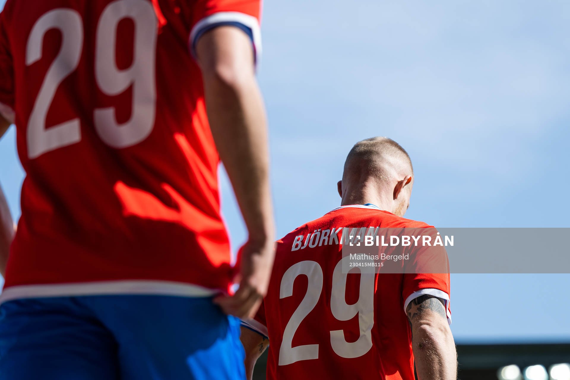 Helsingborgs spelare med en tröja för att visa stöd till