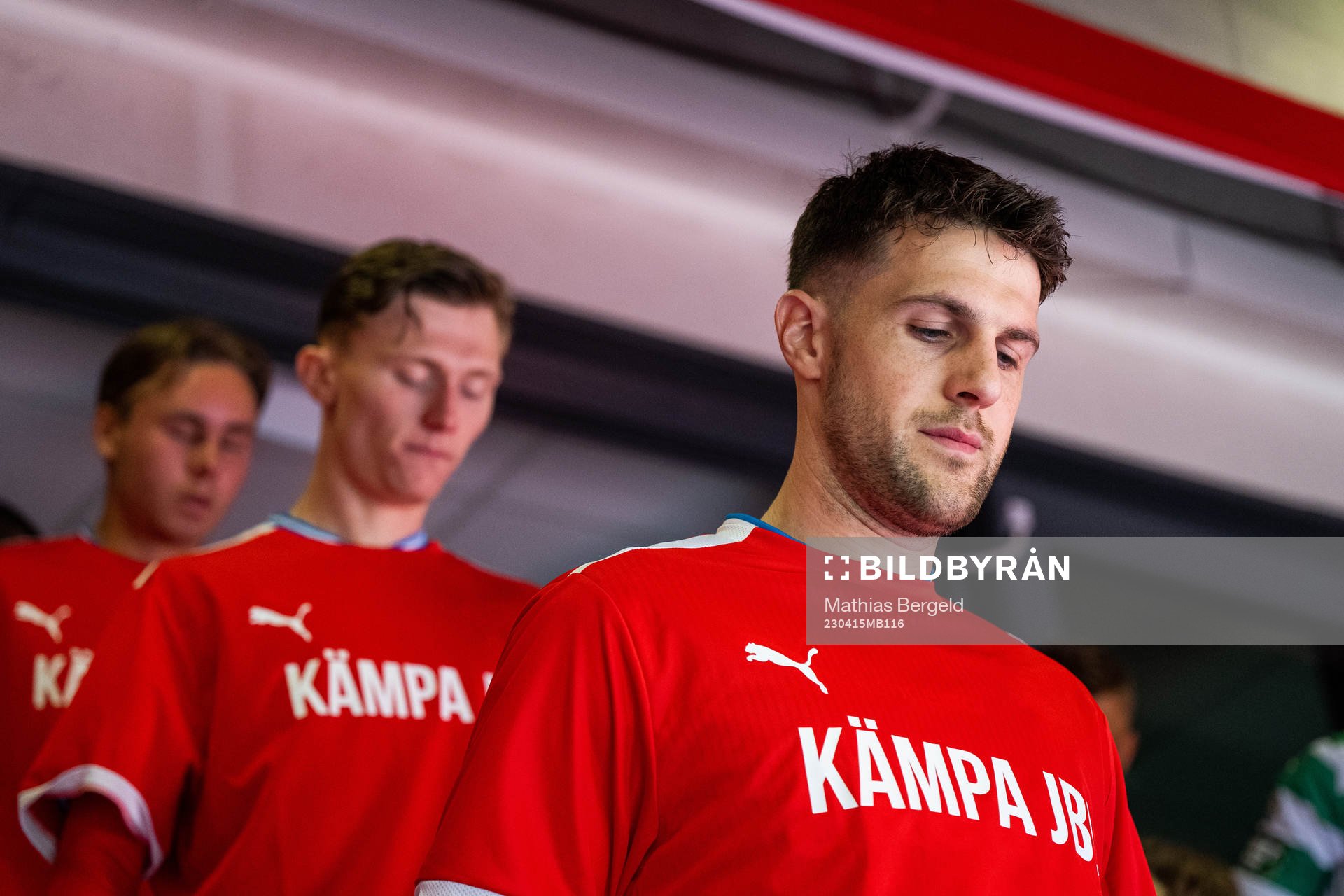 Helsingborgs Oliver Stojanovic med en tröja för att visa