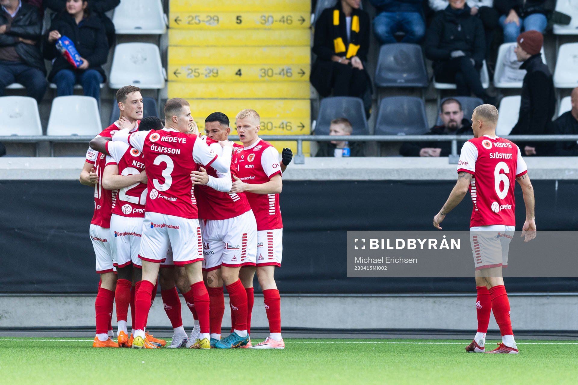 Kalmars Simon Skrabb jublar med lagkamrater