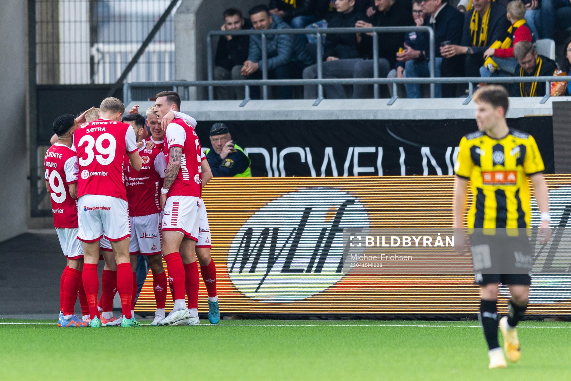 Kalmars Noah Shamoun jublar med lagkamrater