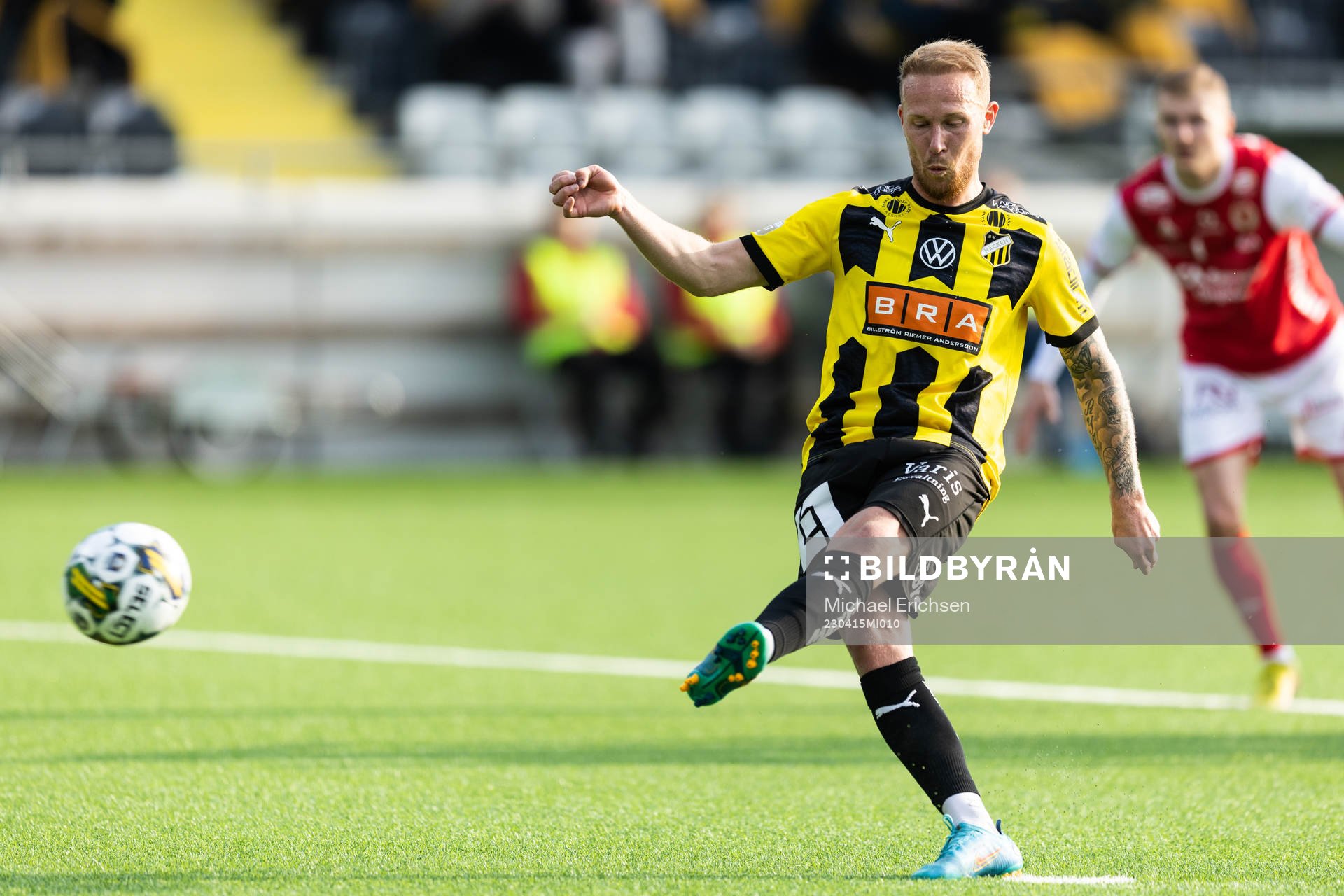 Häckens Mikkel Rygaard Jensen skjuter en straff